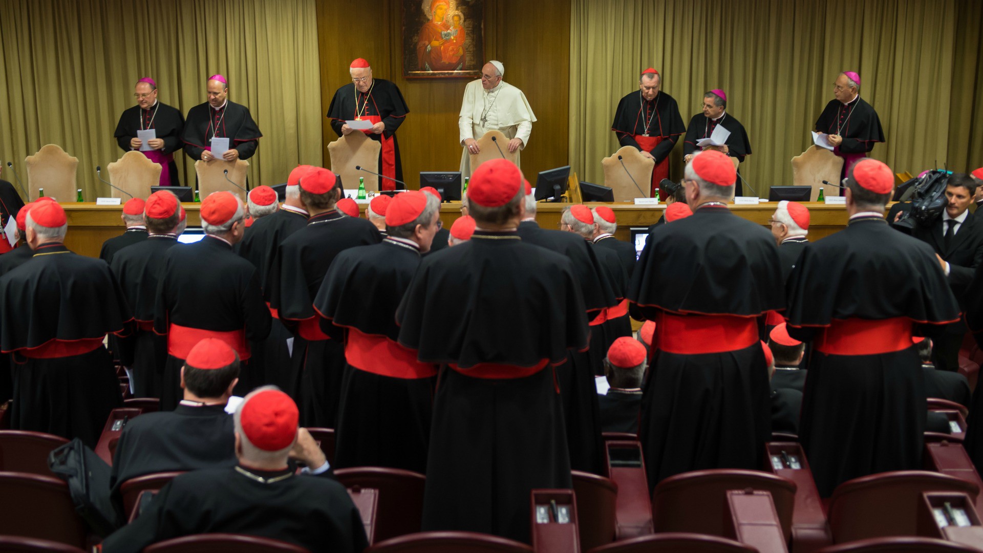Les participants ont marqué une pause pour célébrer les 50 ans du synode. (Photo: Flickr/Mazur/catholicnews.org.uk/CC BY-NC-SA 2.0)