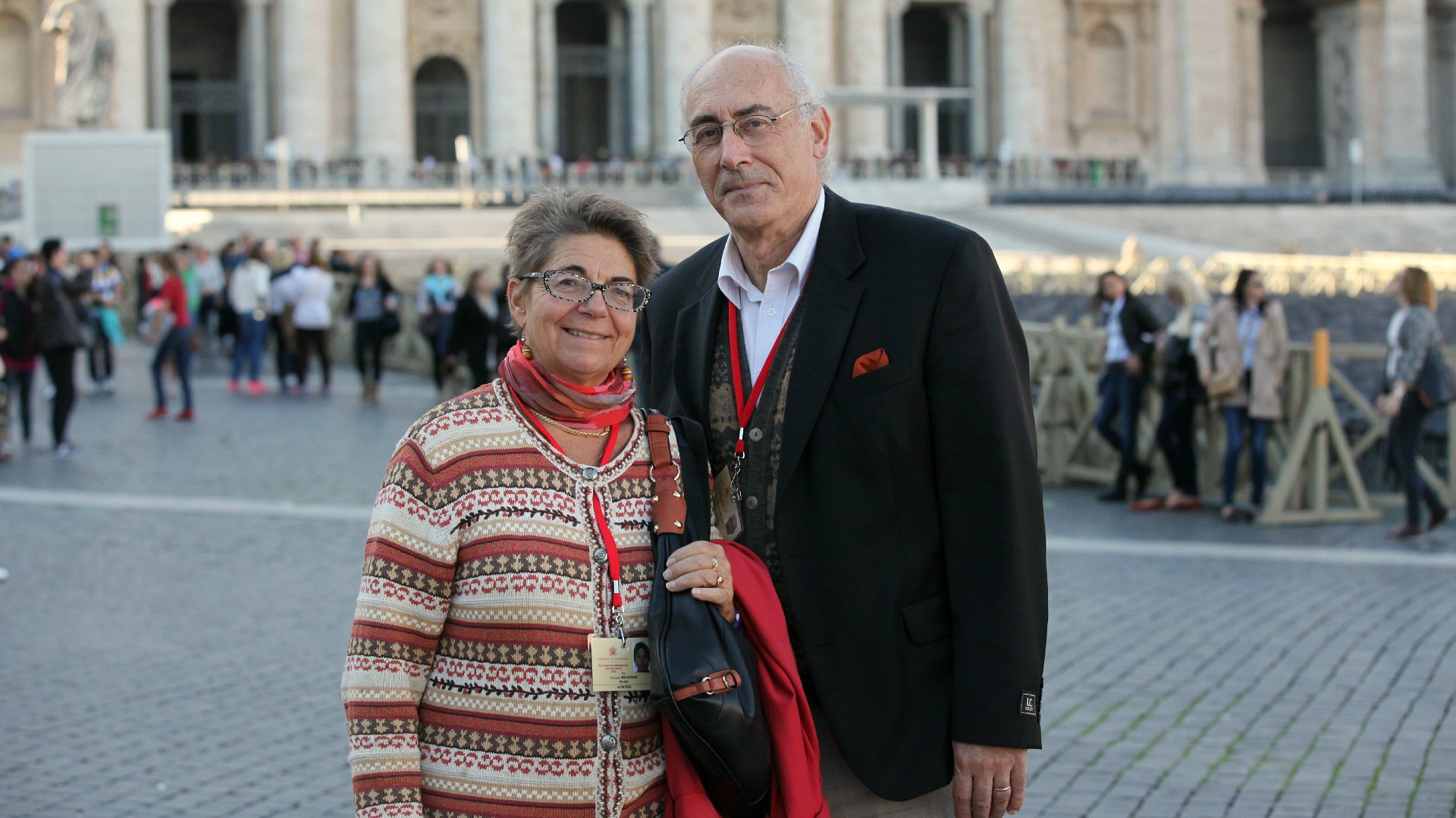 Nathalie et Christian Mignonat sur la place Saint-Pierre de Rome. (Photo; Bernard Hallet)