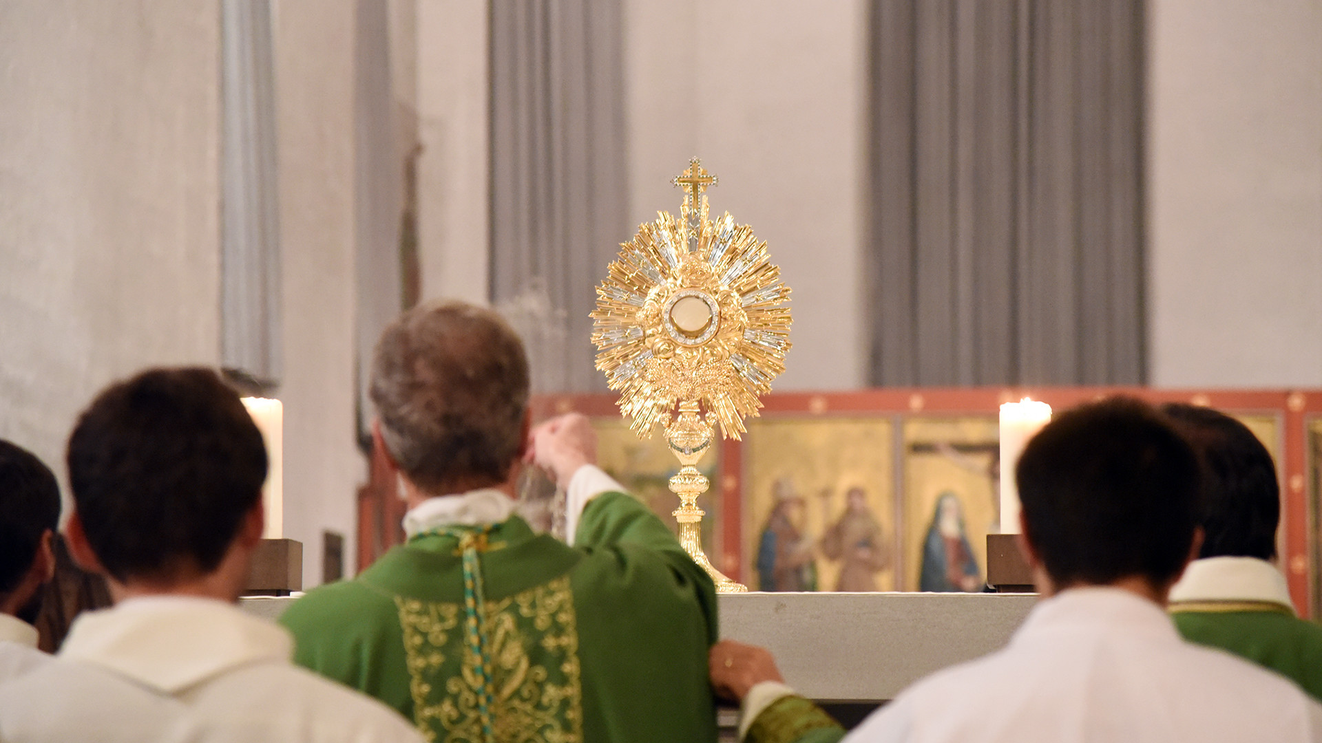La messe commémorant les dix ans de la démarche se conclut par un temps d'adoration eucharistique. (Photo: Pierre Pistoletti)