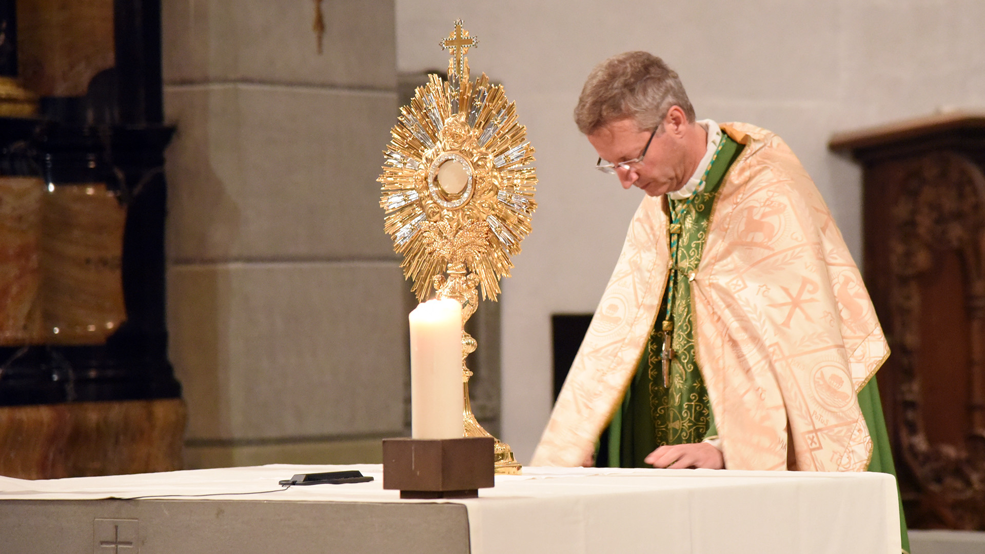 Mgr Alain de Raemy au terme de l'eucharistie marquant les dix ans de l'adoration perpétuelle de Fribourg (Photo: Pierre Pistoletti)