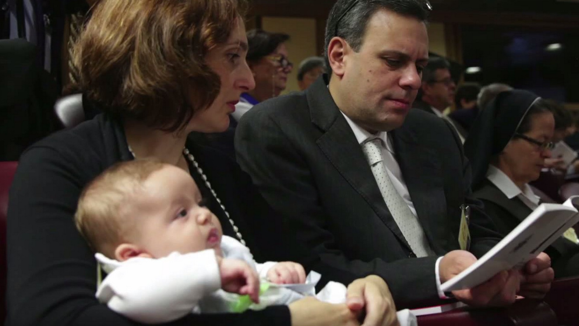 Massimo et Patrizia Paloni, membres du Chemin néocatéchuménal, parents de douze enfants, dont David le petit dernier âgé de 4 mois,  sont auditeurs au synode des évêques sur la famille (photo: Youtube)  