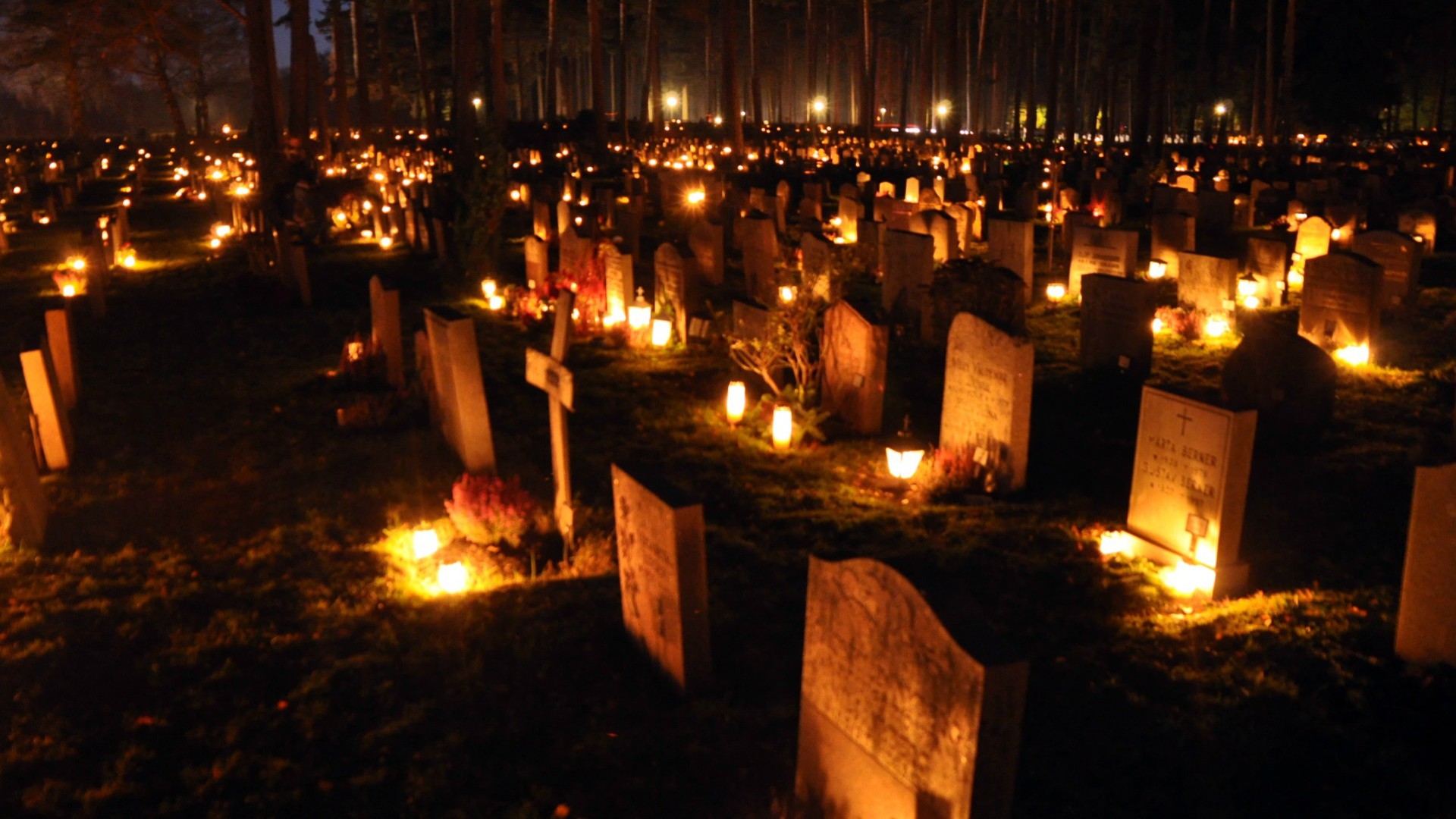 Dans certains pays on allume des bougies sur le tombes pour la Toussaint (Photo:Wikimedia Commons)