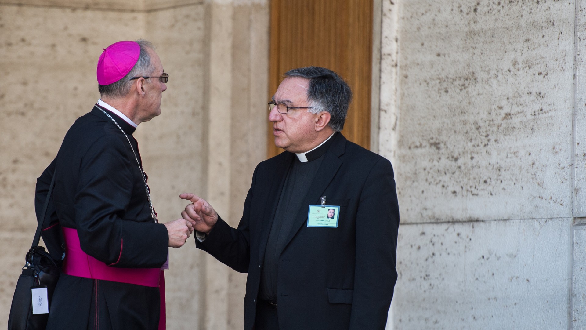 Deux prtélats en discussion lors du synode de 2014 (photo Flickr Catholic Church of England and Wales) 