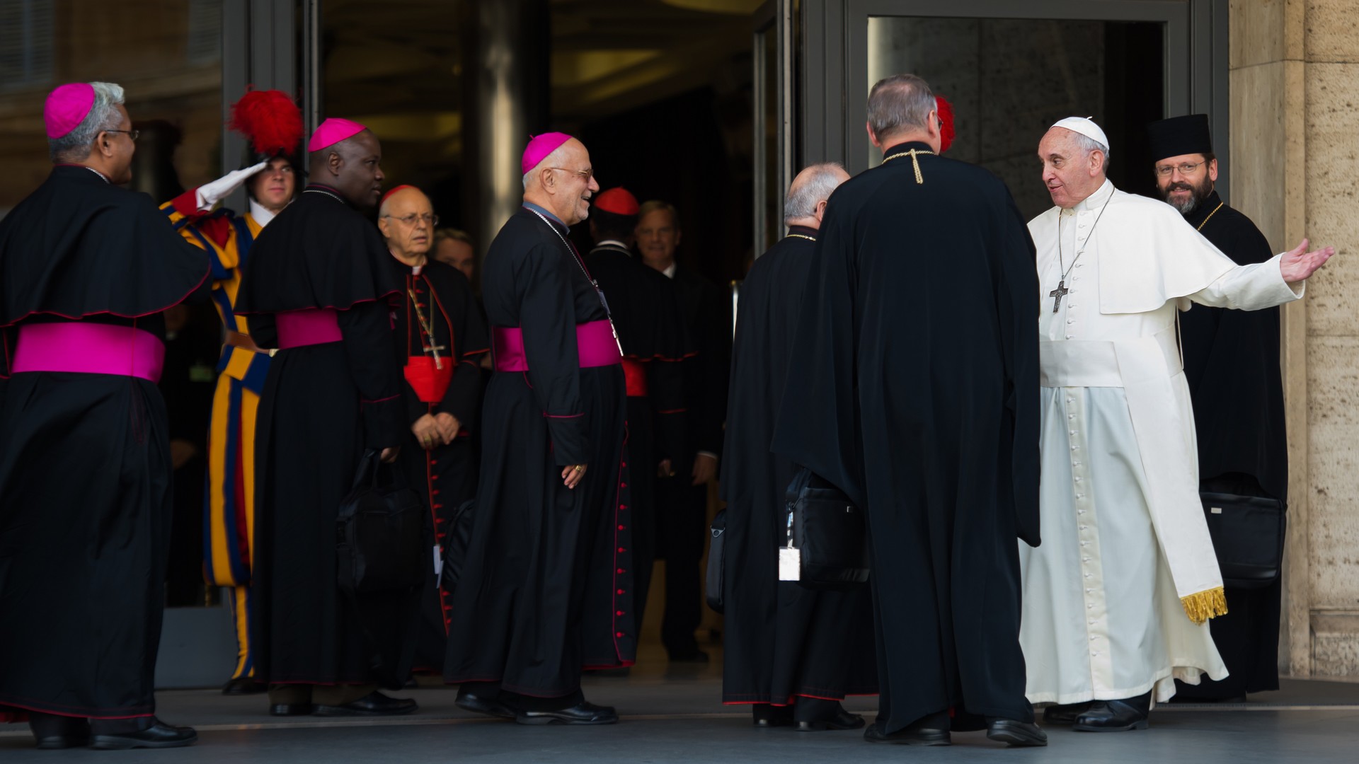 Le pape François salue les Pères synodaux  (photo: Catholic Church of england and Wales) 
