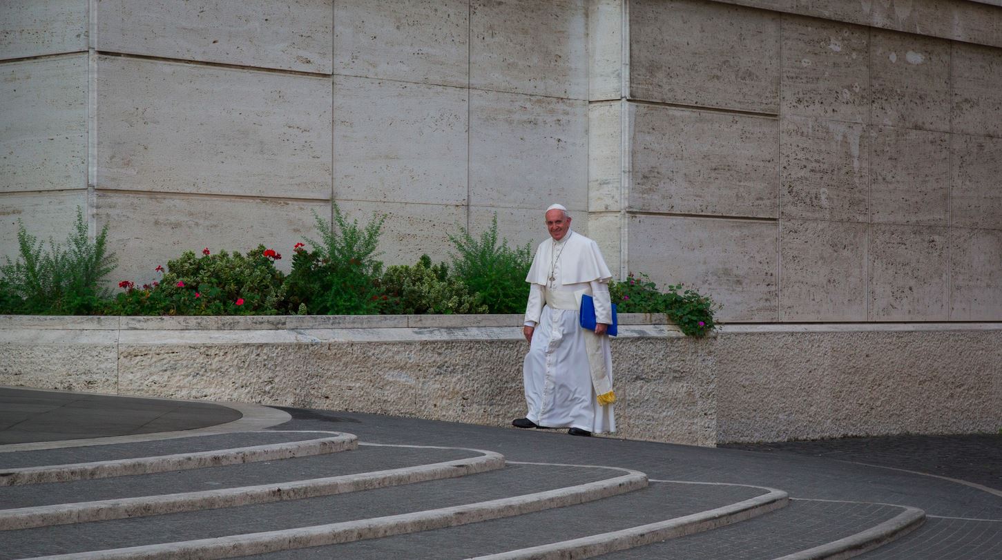 Le pape François entre au synode sur la famille (photo Andrea Krogmann) 