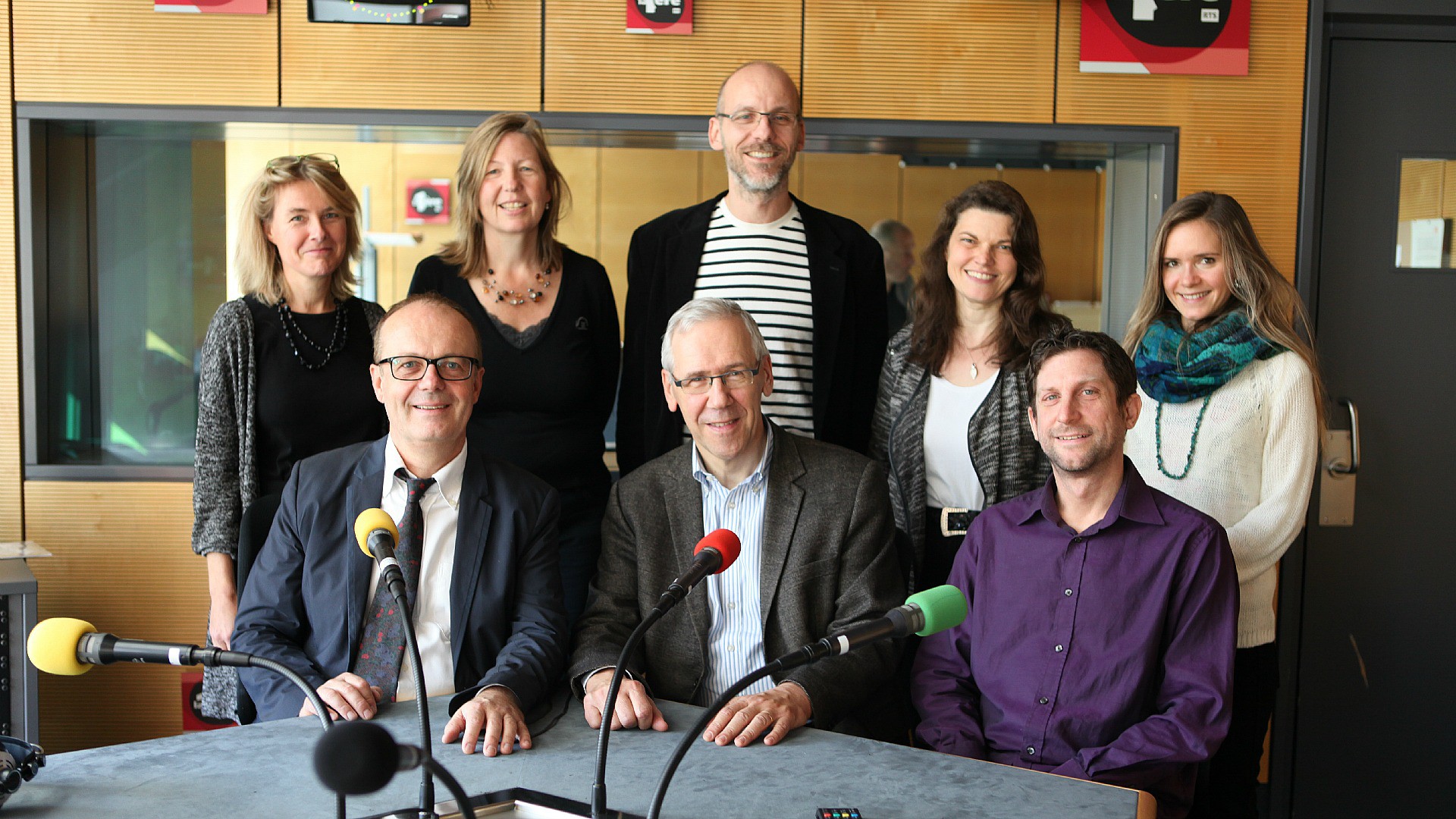 Equipe de RTS religion à Lausanne. De g. à dr.: Gabrielle Desarzens, Michel Kocher, Sabine Pétermann, Bernard Litzler, Fabien Hunenberger, Evelyne Oberson, Jean-Christophe Emery et Pauline Herren. (Photo: RTS)