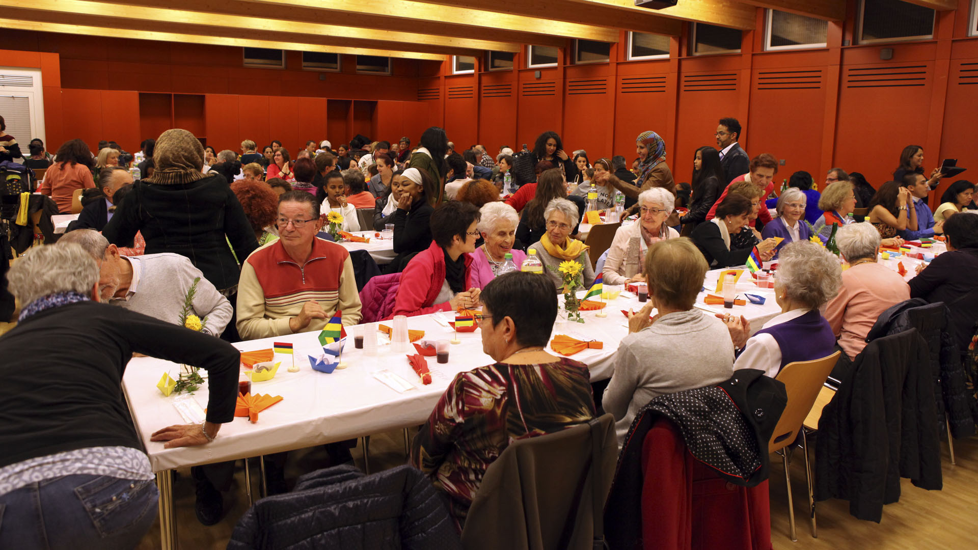 La Maison des jeunes de Monthey affichait complet à l'occasion de ce "Repas aux saveurs du monde". (Photo: Bernard Hallet)