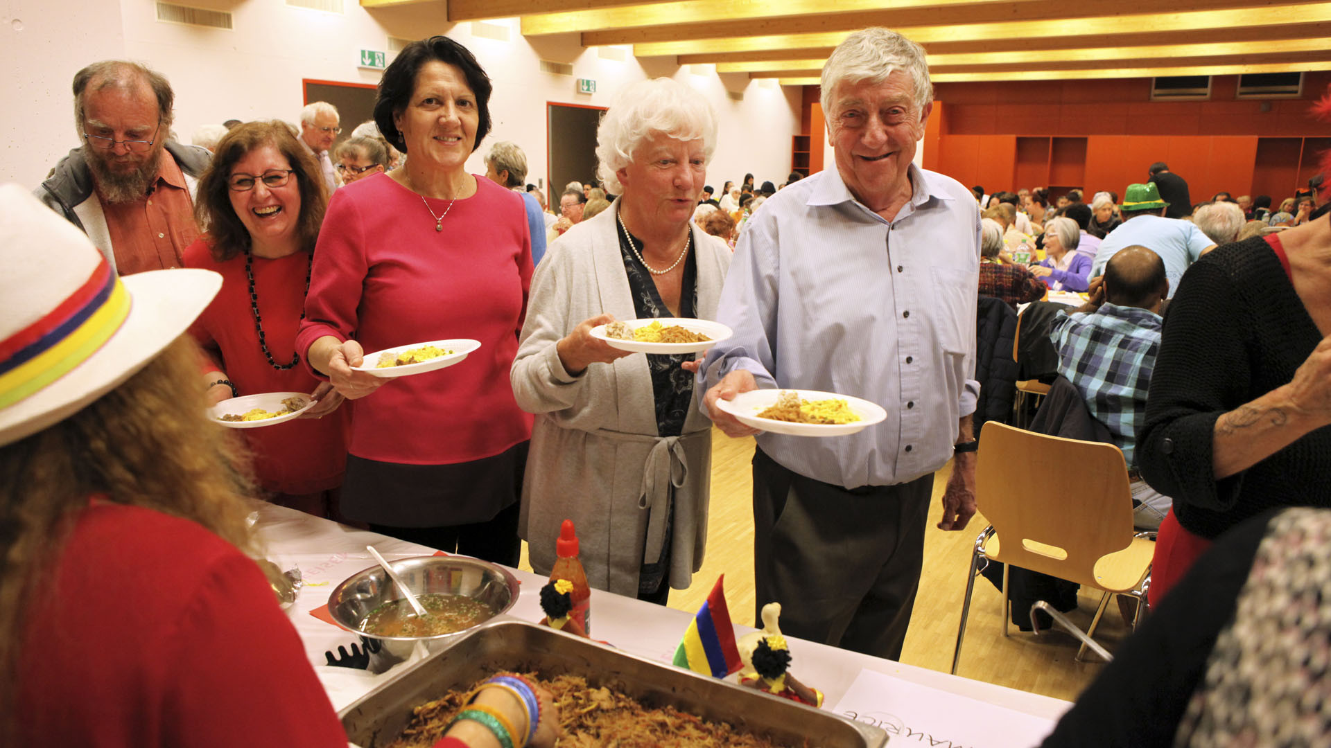 Repas aux saveurs des peuples. Bonne ambiance dans la file d'attente. (Photo: bernard Hallet) 