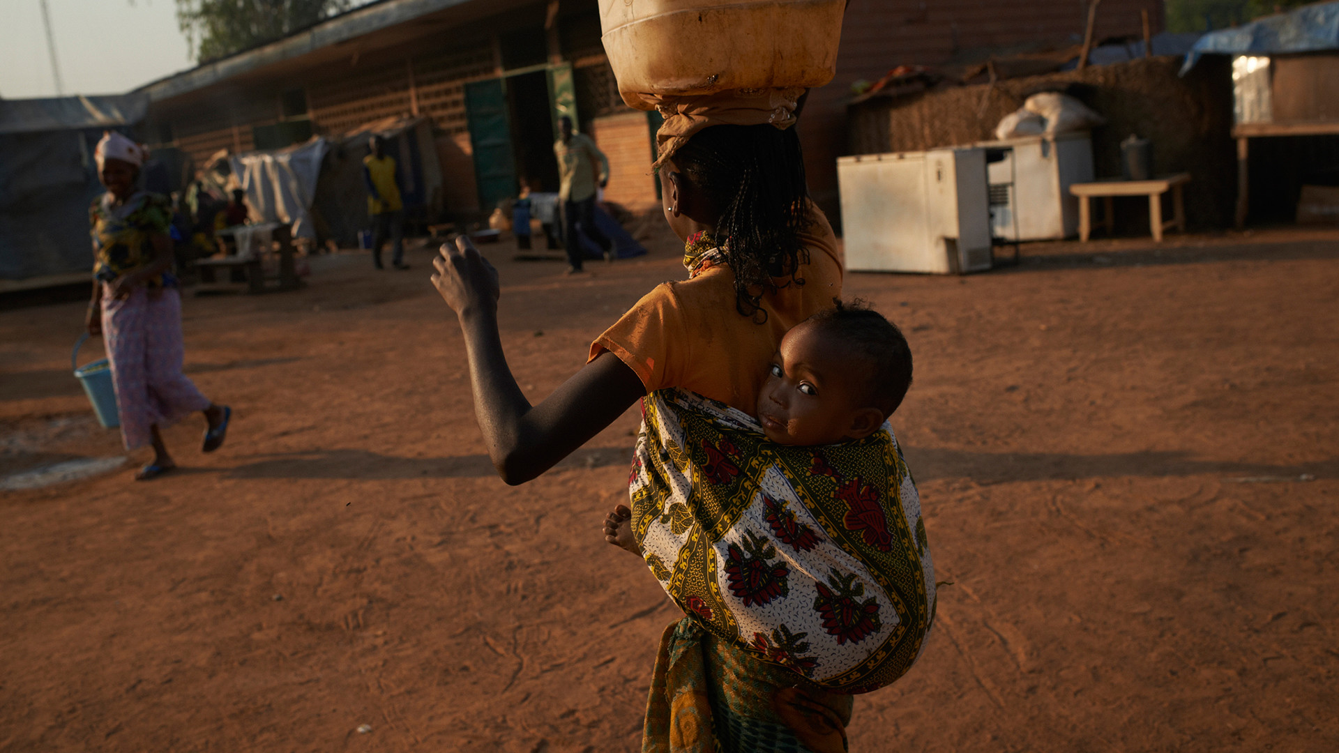 Une jeune déplacée porte son enfant dans un camp de réfugiés de Bossangoa au Centrafrique (Photo: Flickr/UNHCR/CC BY-NC 2.0, 2013)