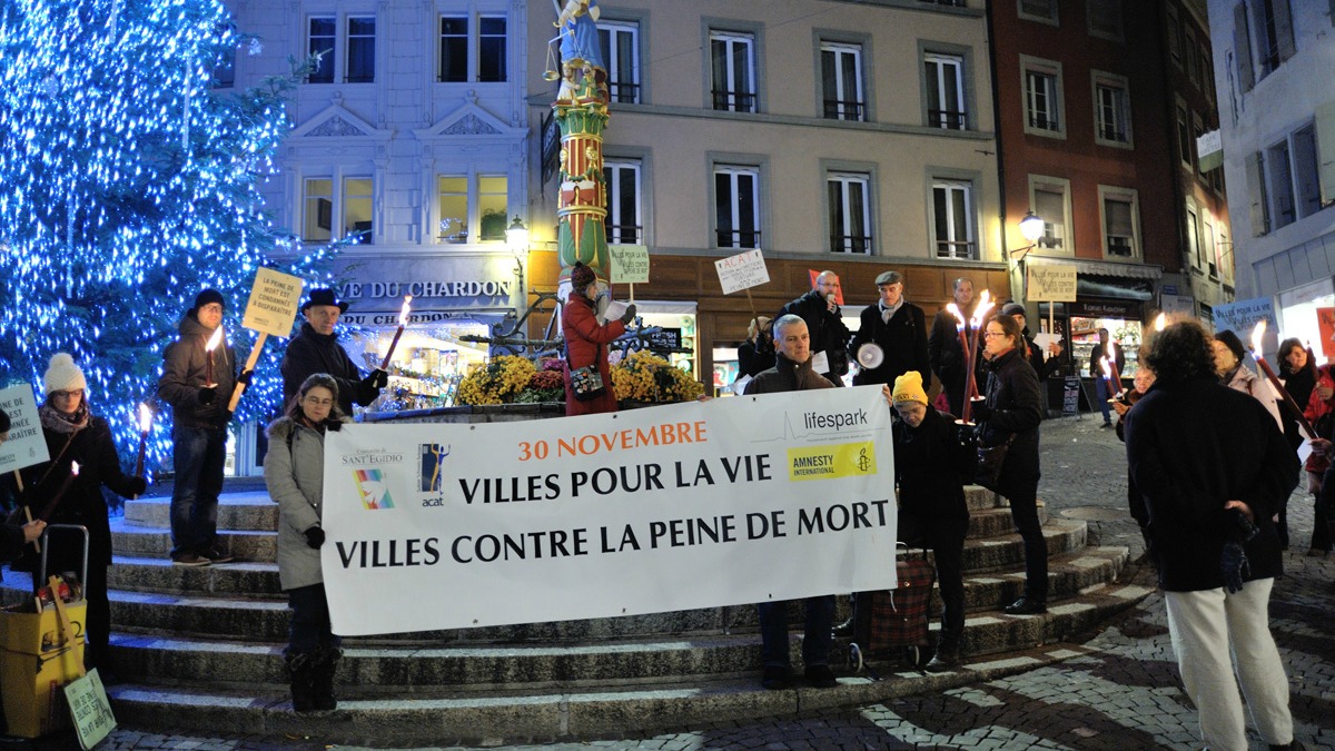 Participants à la marche aux flambeaux "Villes pour la vie, villes contre la peine de mort", à Lausanne (Photo:Francesco Cito)