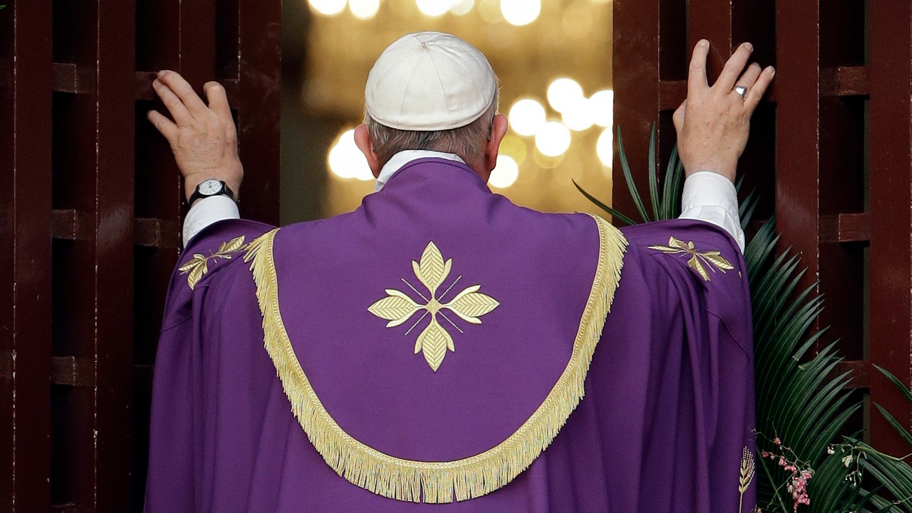 Le pape ouvre la première porte sainte de l'Année de la miséricorde (Photo: AP Andrew Medichini/Keystone)