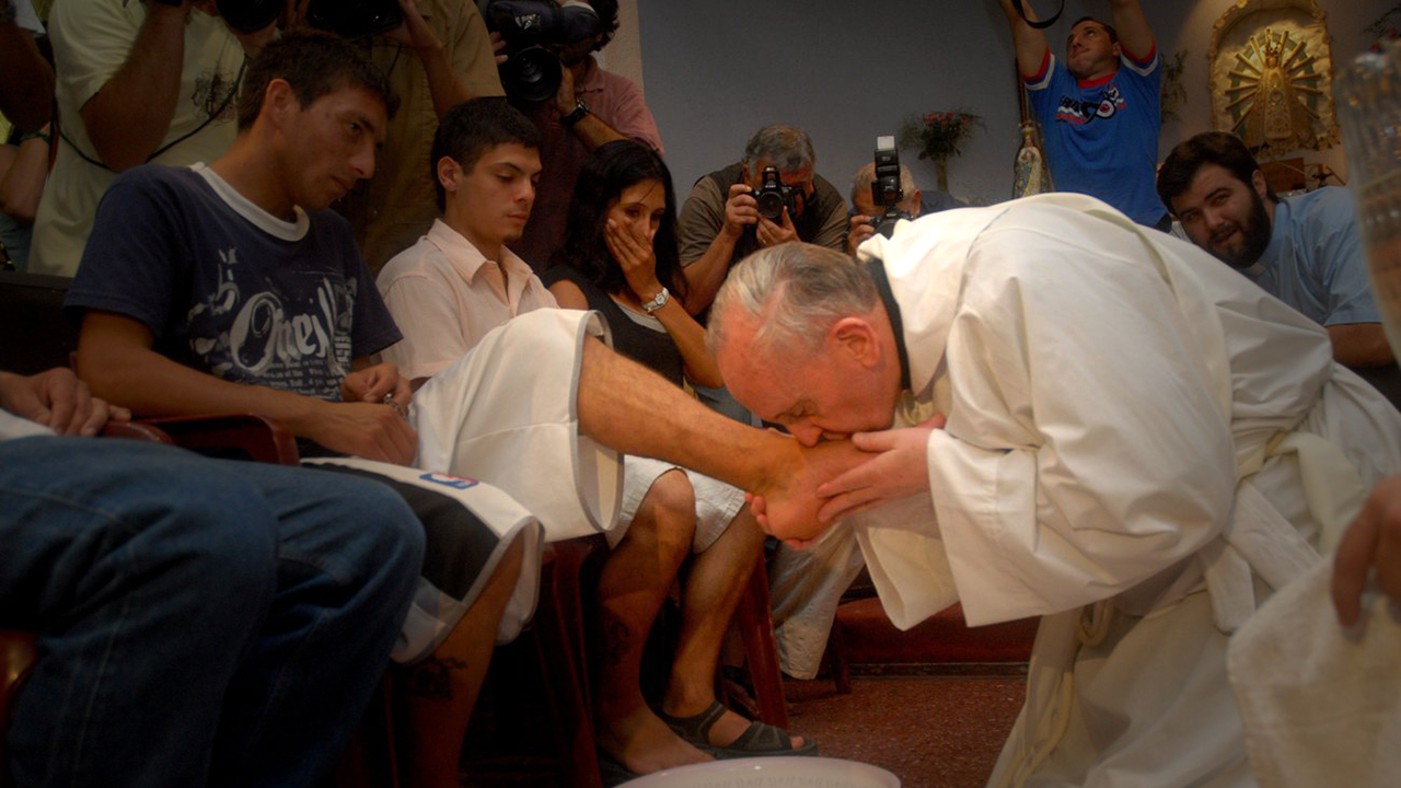 Alors archevêque de Buenos Aires, Jorge Bergoglio avait lavé les pieds de détenus, y compris des femmes, comme ici en 2008 | © Keystone
