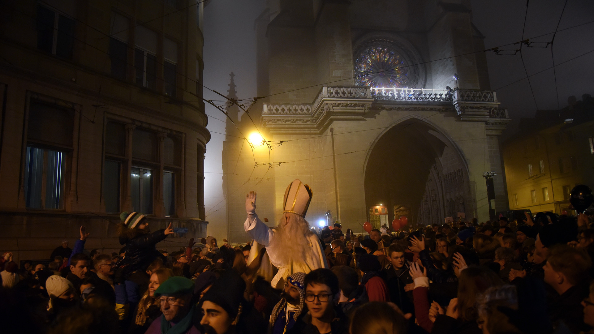 Plus de 25'000 personnes ont assisté au traditionnel cortège de la Saint-Nicolas à Fribourg (05.12.15, Pierre Pistoletti)