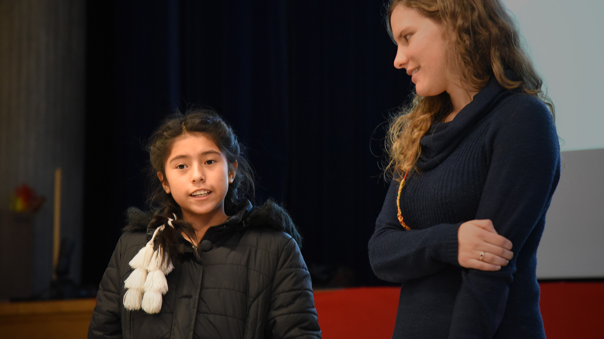 Jhancarla et Noemi Honegger, collaboratrice à Missio pour le secteur Enfance (Photo: Pierre Pistoletti)