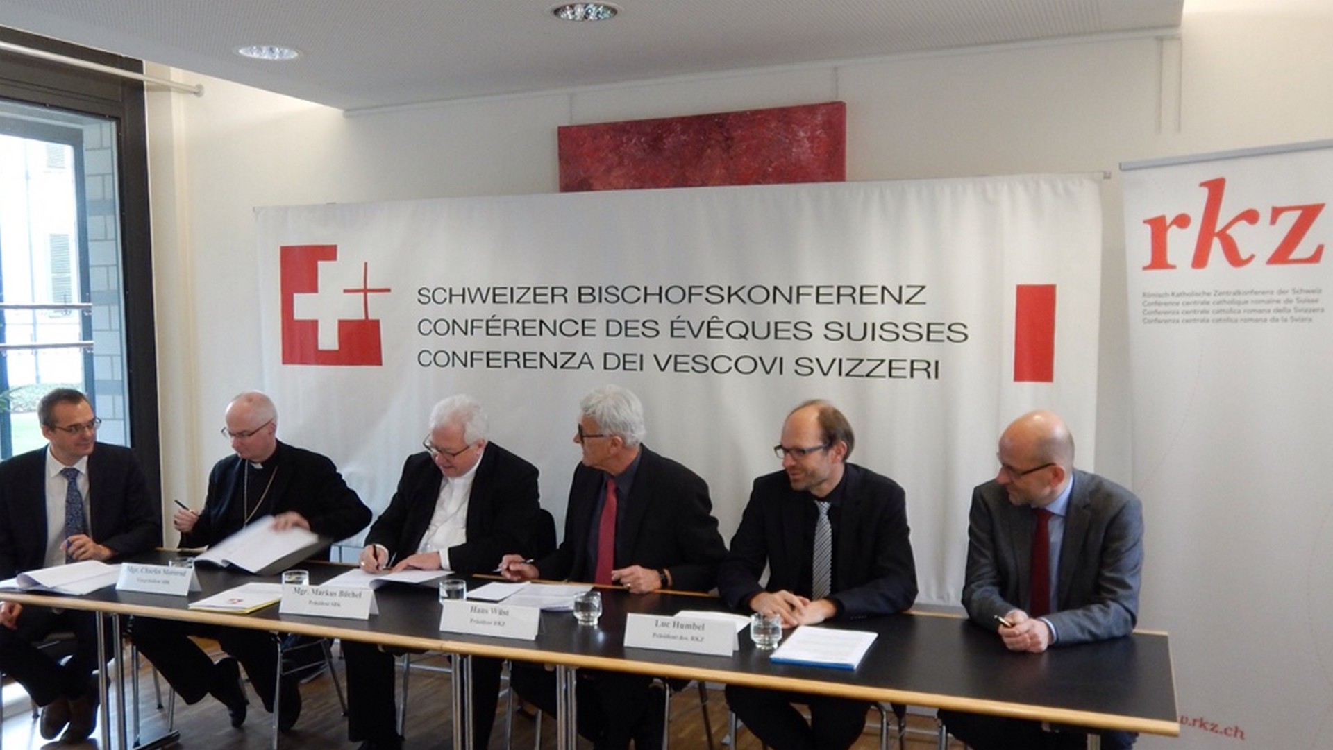 Signature de la Convention de collaboration entre la Conférence des évêques suisses (CES) et la Conférence centrale catholique romaine de Suisse (RKZ), en 2015 (Photo:  Walter Muller, CES)