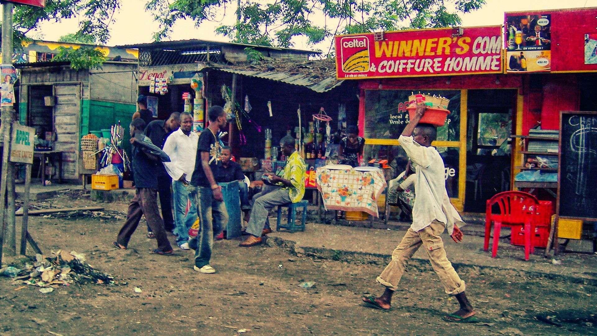 Scène de rue à Kinshasa, en République démocratique du Congo où l'épiscopat rencontre toutes les forces politiques et civiles du pays pour y favoriser le dialogue. (Photo: Flickr/Irene2005/CC BY 2.0) 