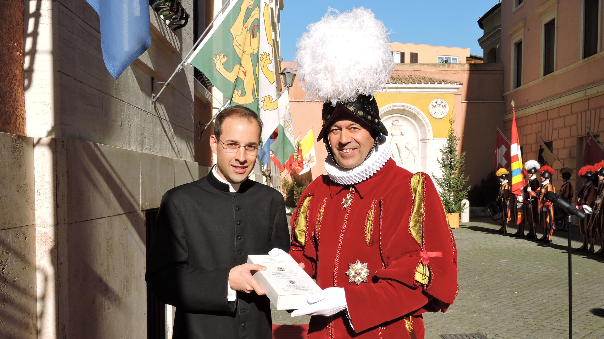 Le chapelain de la garde suisse Thomas Widmer avec le commandant de la Garde suisse Christoph Graf | © ZvG 