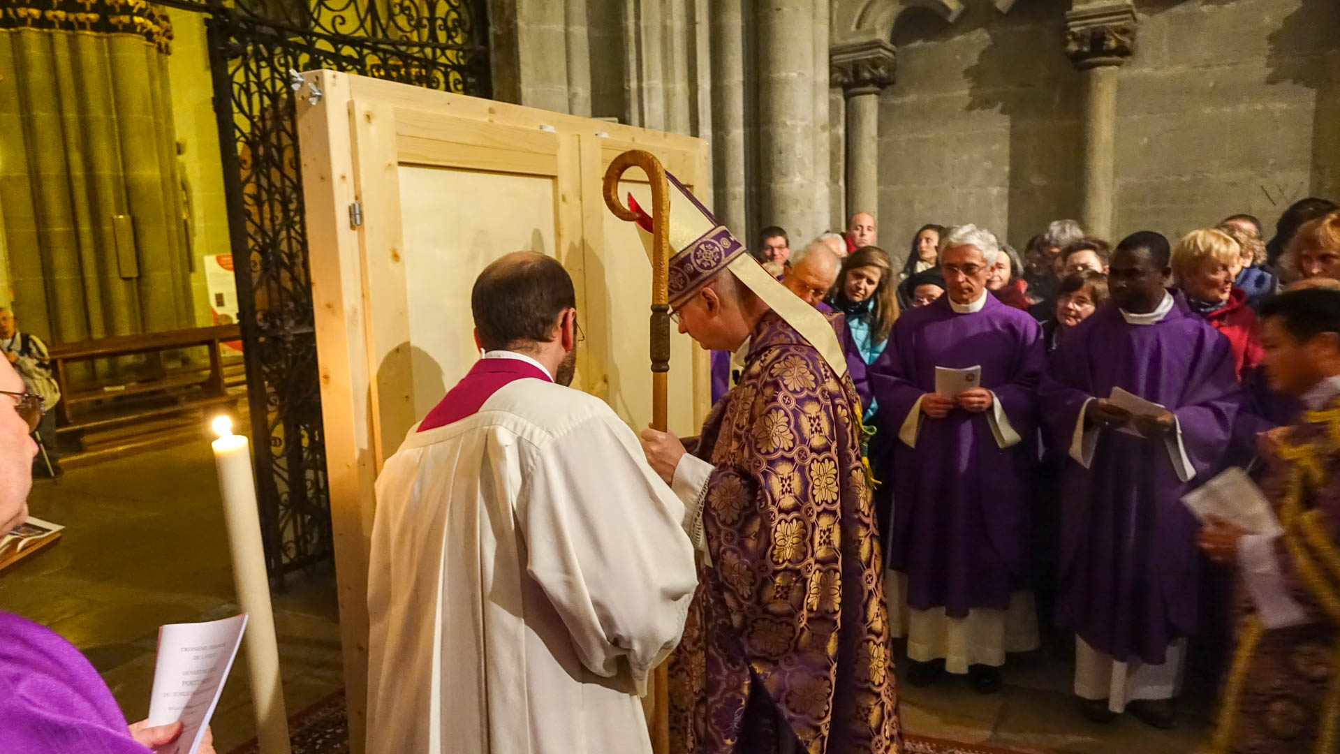 Mgr Charles Morerod ouvre la Porte sainte de la cathédrale de Fribourg (photo Maurice Page) 