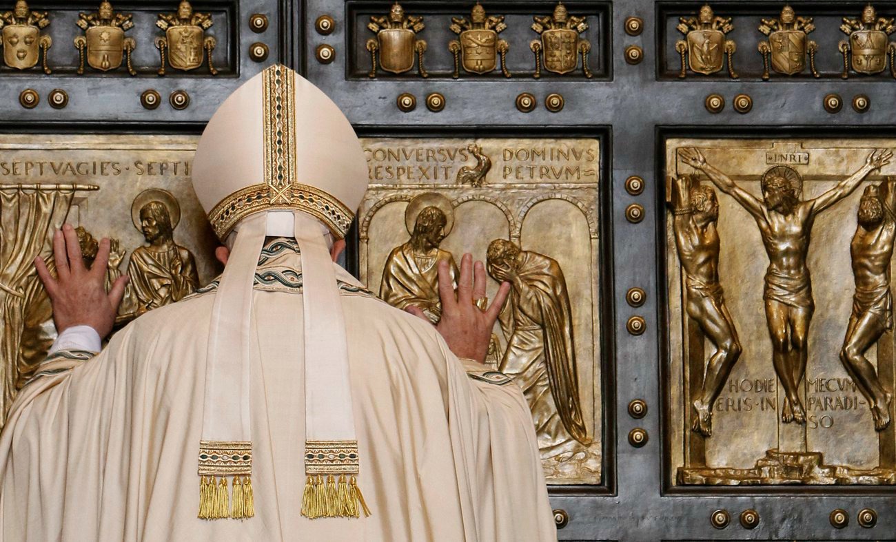 8 décembre 2015, le pape François ouvre la Porte sainte de la basilique Saint-Pierre | Keystone