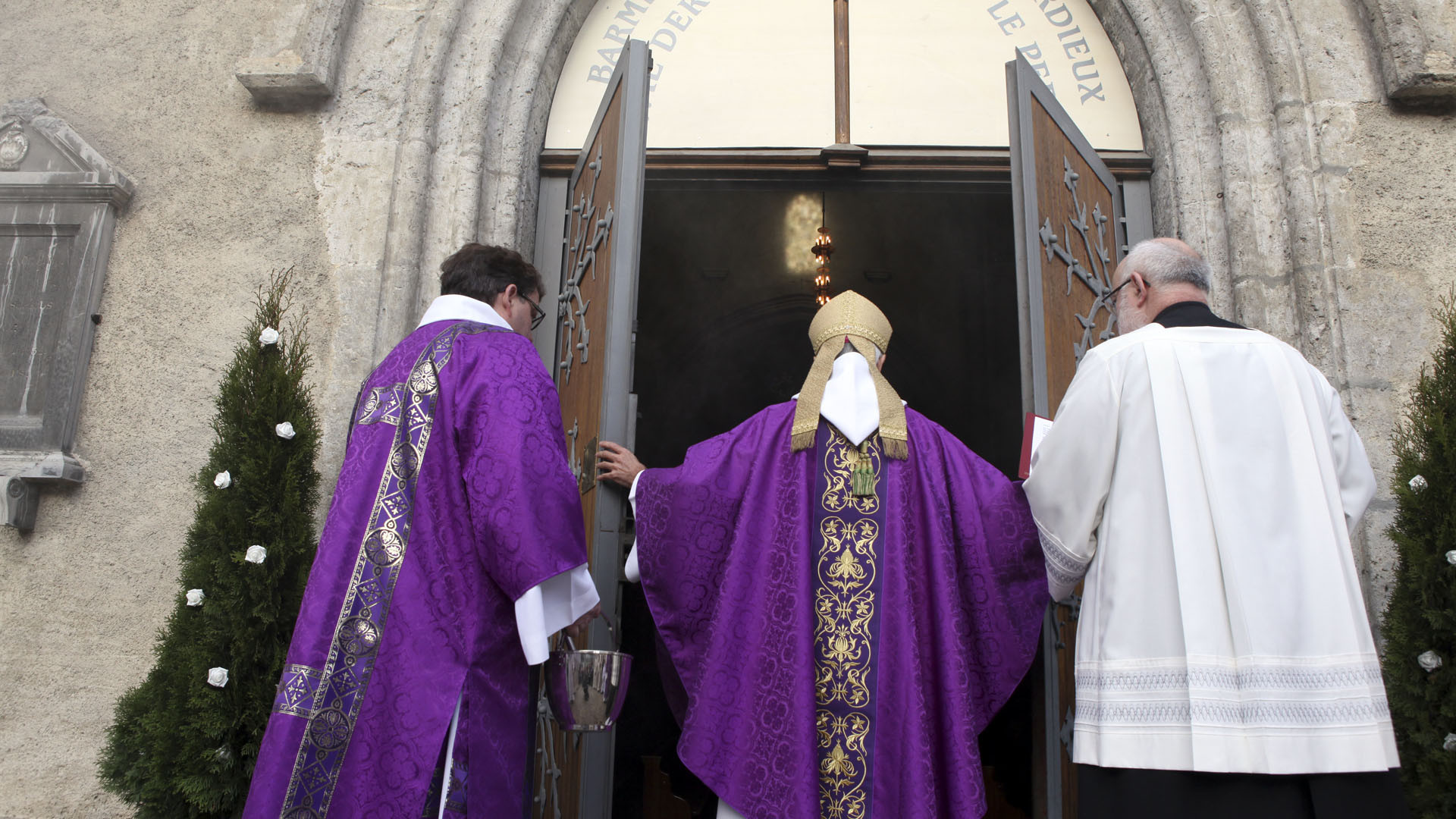 Sion le 13 décembre 2015. Mgr Jean-Marie Lovey ouvre la Porte sainte de la cathédrale de Sion. (Photo: B. Hallet)