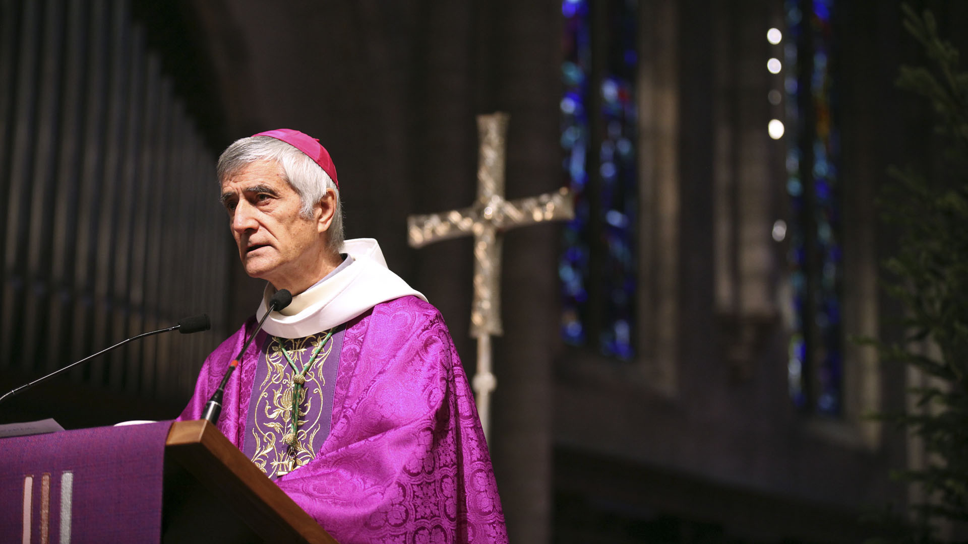 Mgr Jean-Marie Lovey , le 13 décembre 2015, à l'occasion de l'ouverture de la Porte sainte de la cathédrale de Sion (Photo: Bernard Hallet)