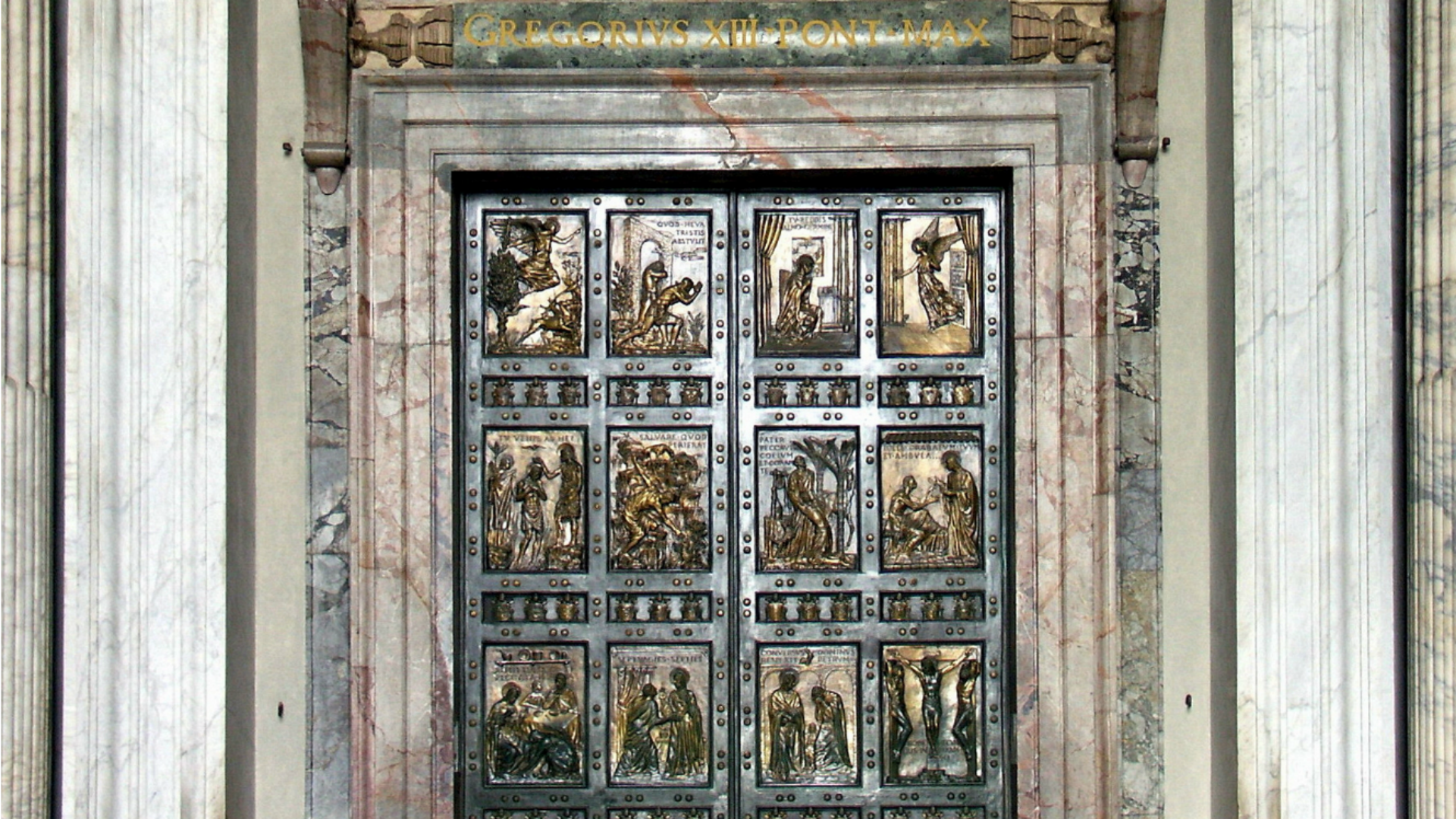 Rome Porte sainte de la Basilique Saint-Pierre (Photo: Dnalor 01 wikipedia)