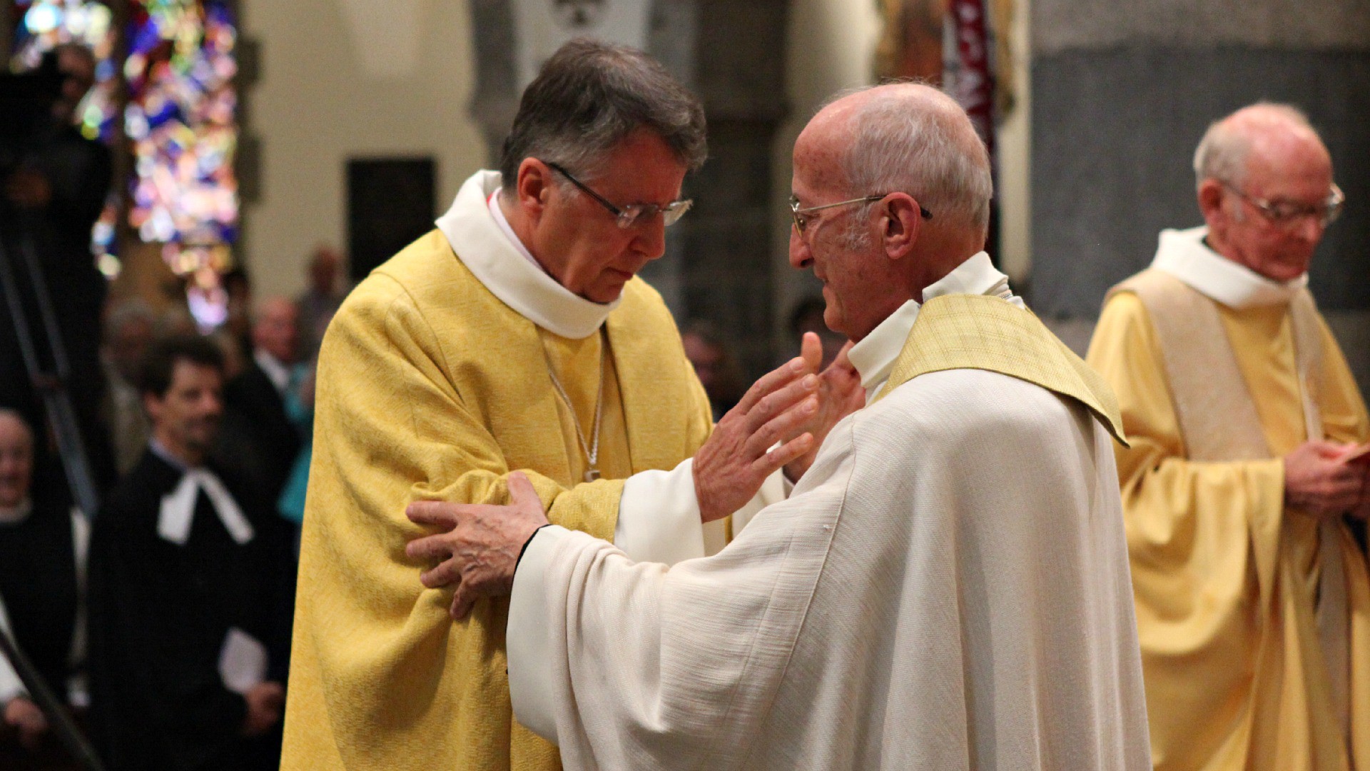 Le 1er août 2015, le jour de sa bénédiction abbatiale, Jean Scarcella reçoit l'accolade de Mgr Joseph Roduit. (Photo: B. Hallet)