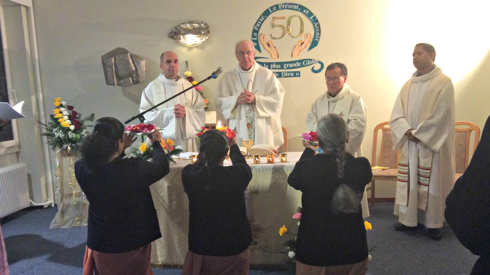 Mgr Pierre Farine a présidé la célébration, au Foyer l'Accueil, à Genève (Photo:Philo Jesudasan)