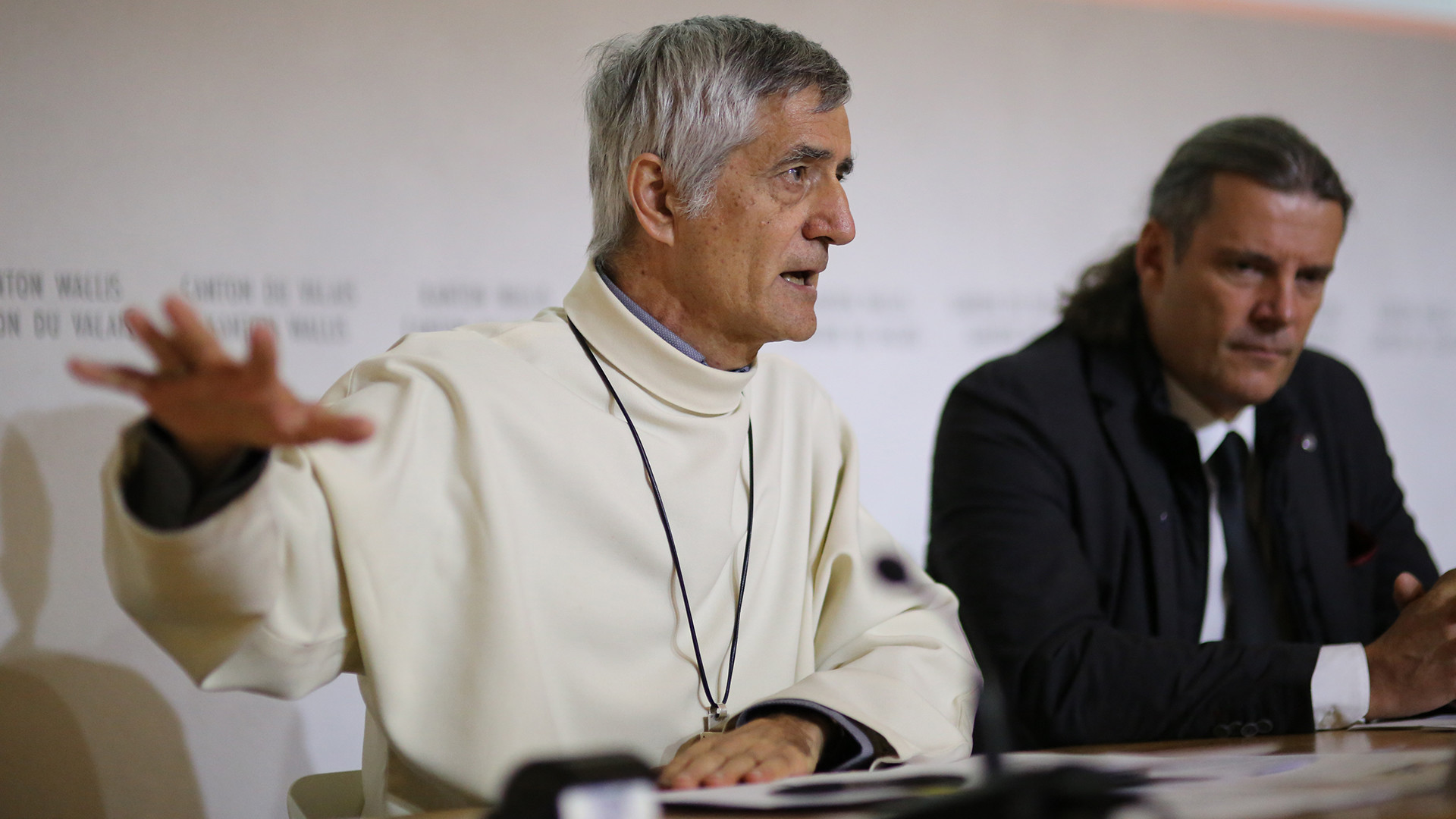 Mgr Lovey et Oskar Freysinger lors de la signature de la convention (Photo: Canton du Valais)