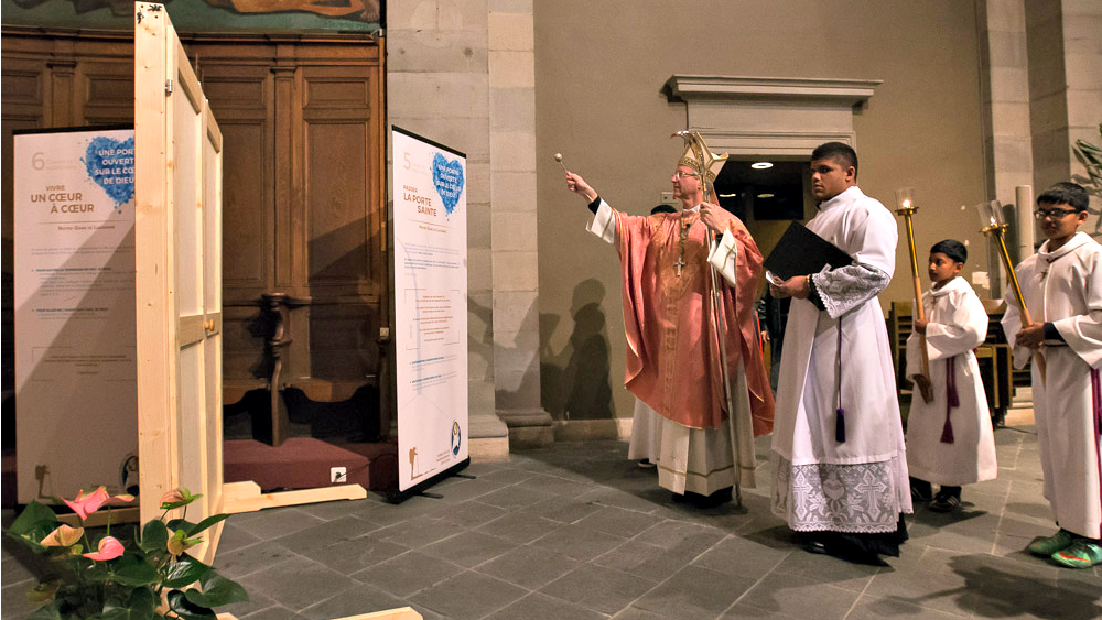 Mgr Alain de Raemy bénit la Porte sainte, à la basilique Notre-Dame de Lausanne (Photo:Jean-Claude Gadmer)