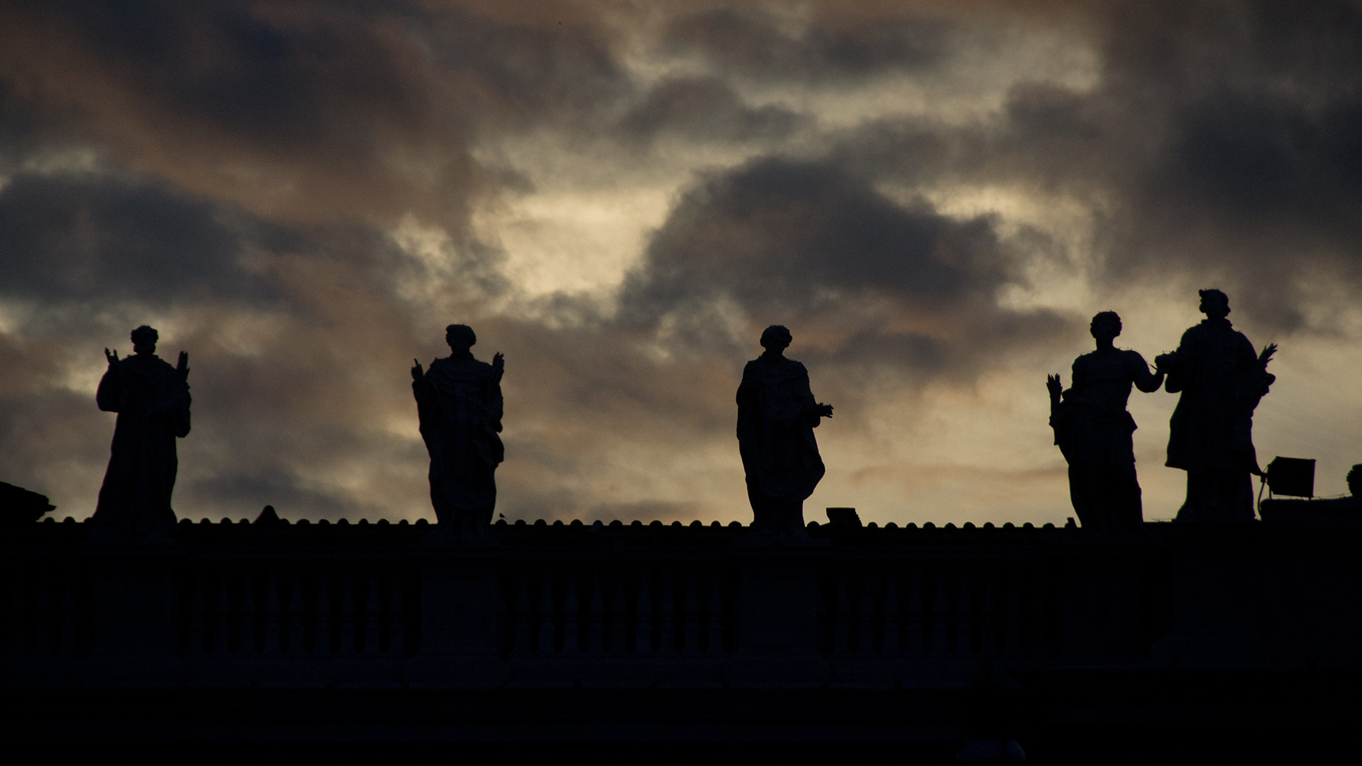 Les apôtres veillent sur l'Eglise, Statues de la place Saint-Pierre, Vatican | © flickr/atrogu/CC BY-NC-ND 2.0