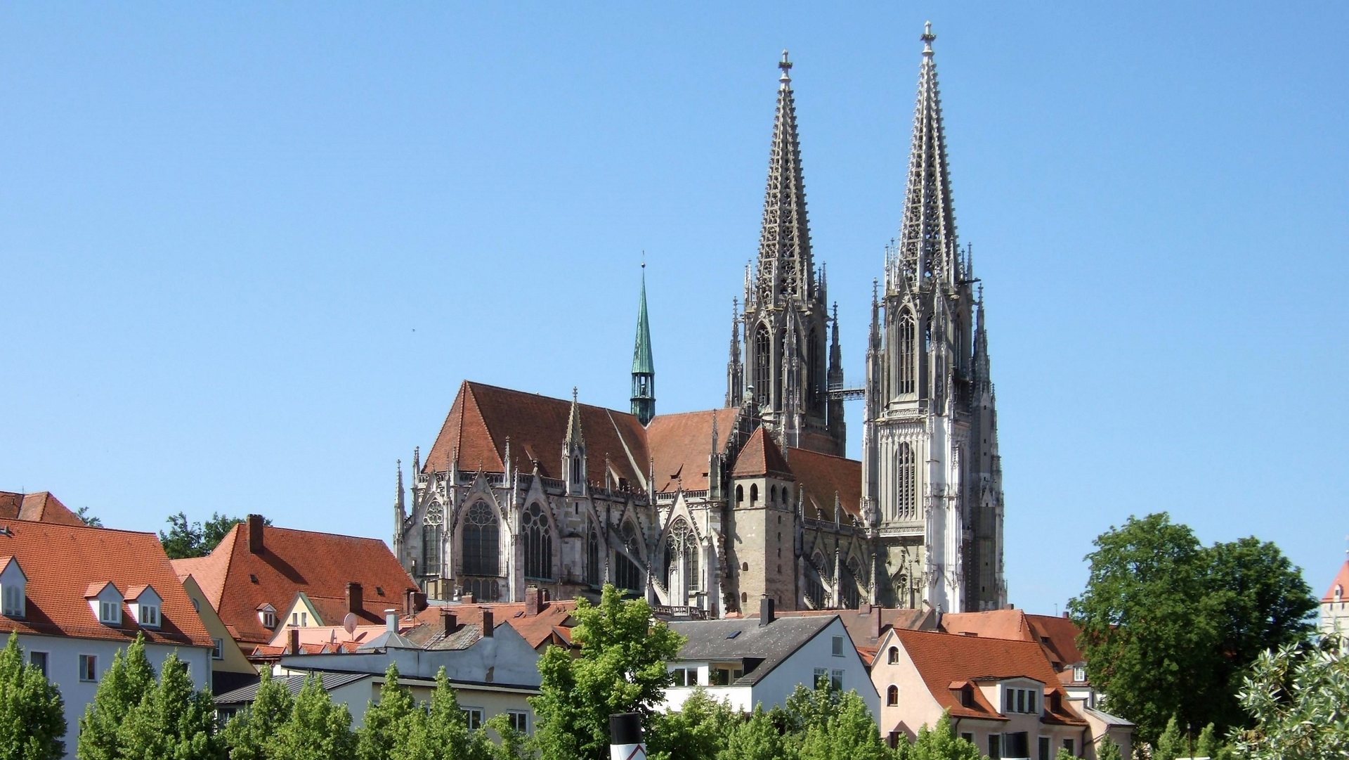 La cathédrale de Ratisbonne en Allemagne (photo Wikimedia commons Omnidoom 999 CC BY-SA 2.5)