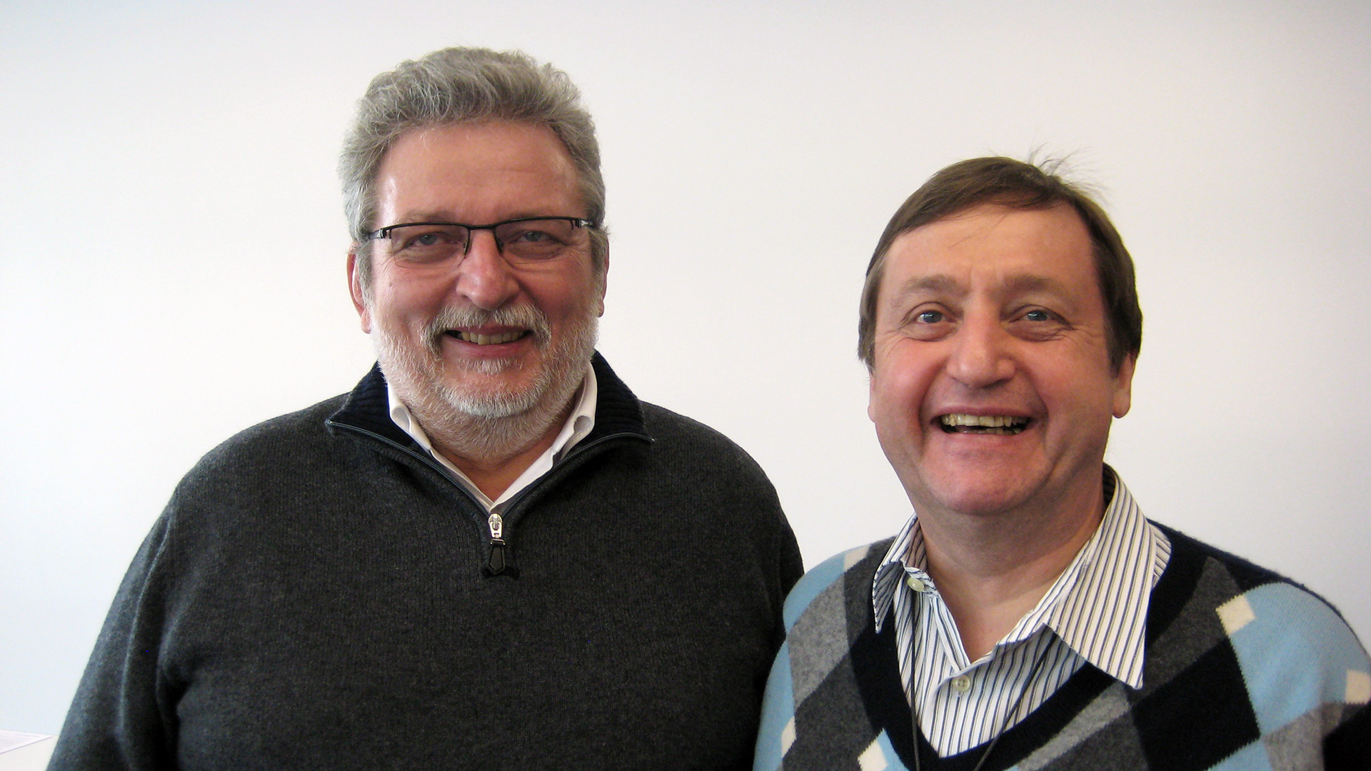 A g., Gérard Gorthcinsky, diacre permanent dans le diocèse de Nanterre, et l'abbé François-Xavier Amherdt, responsable de la chaire de théologie pastorale de la Faculté de théologie de Fribourg (Photo: Bernard Litzler)