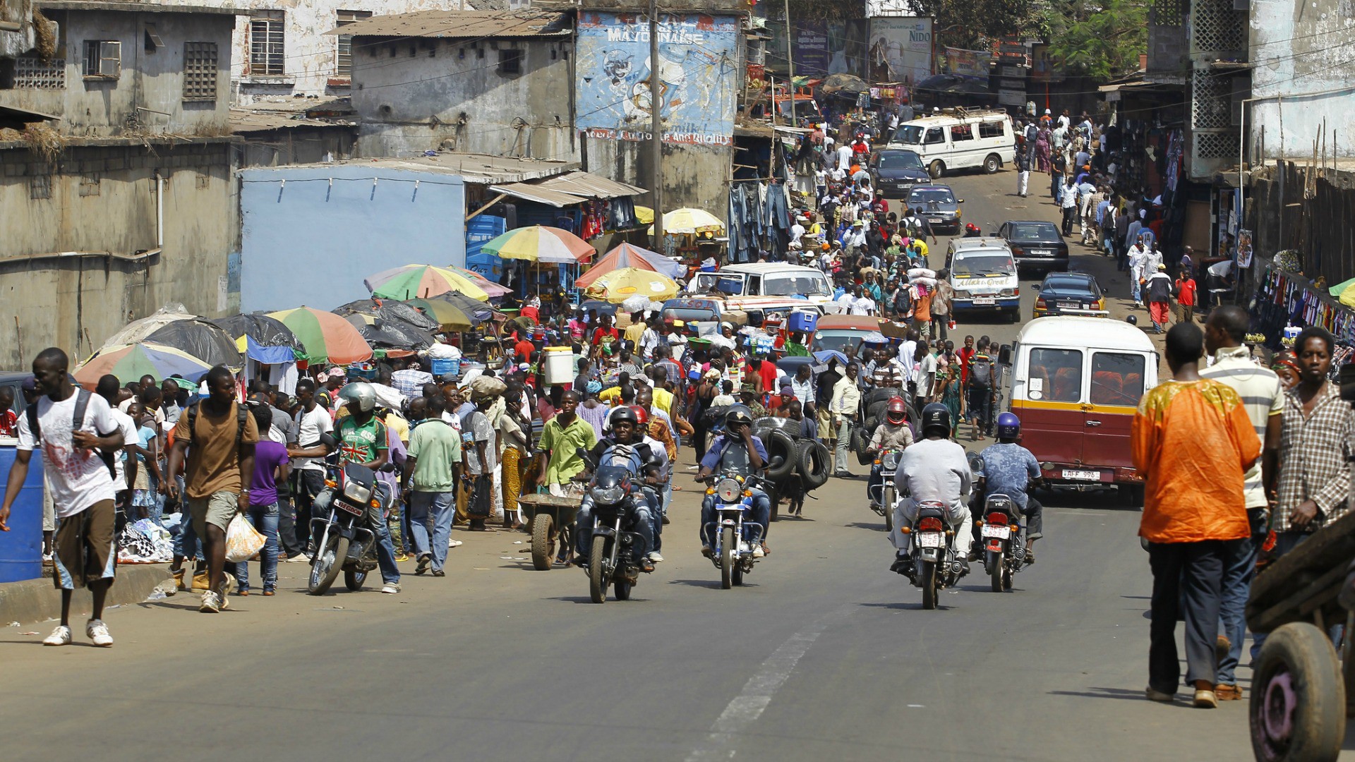 Scène de rue à Freetown où se sont réunis les chefs religieux du pays. (Photo: Flickr/Osman Sağırlı/CC BY-NC-ND 2.0)