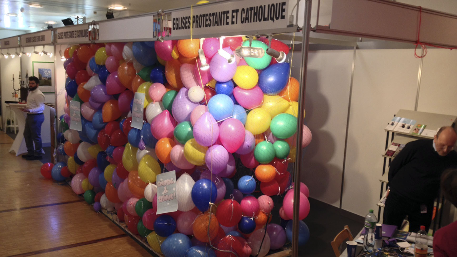 Au Salon du mariage de Lausanne, le stand des Eglises en a intrigué plus d'un, avec sa "chambre à ballons" . (Photo: Bernard Litzler)