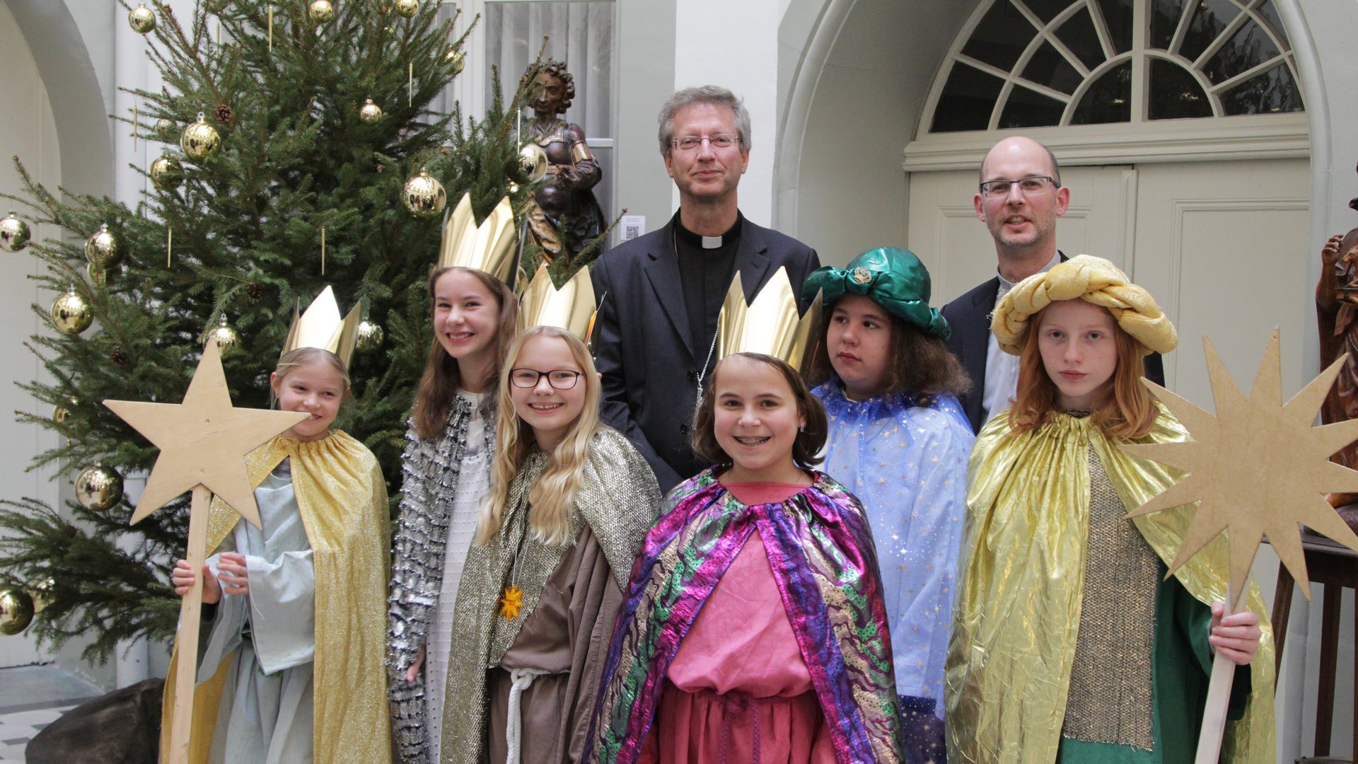 Un groupe de chanteurs à l'Etoile de Tavel entoure Mgr Alain de Raemy  et Alain Chardonnens (photo Missio)