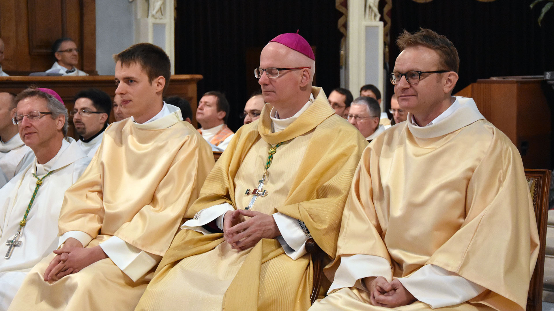 Jean Burin des Roziers et Philippe Hugo entourant Mgr Morerod (Photo: Grégory Roth)