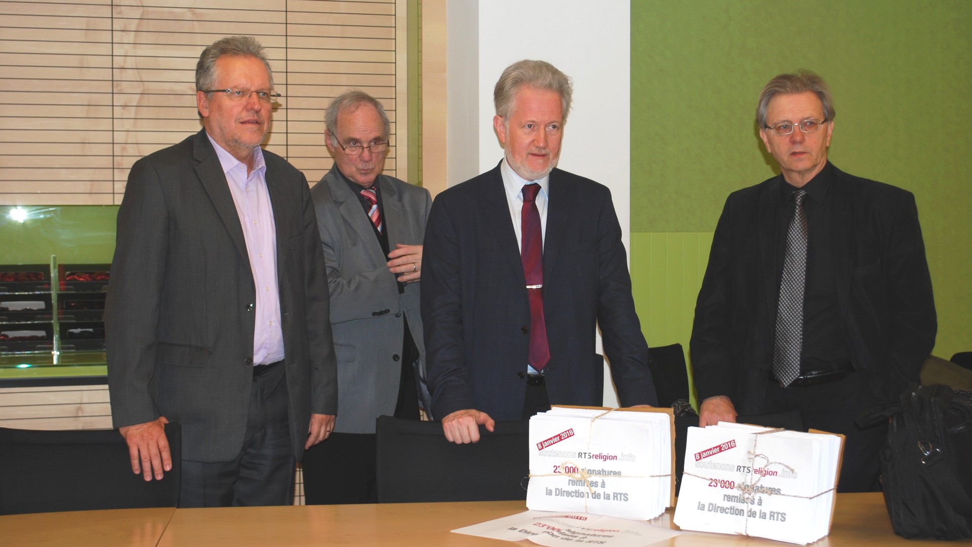 Remise de la pétition "Soutenons RTSreligion", de gauche à droite: Jacques-André Maire, André Kolly, Jean-François Mayer, Claude Ruey (photo Joël Burri Protestinfo) 