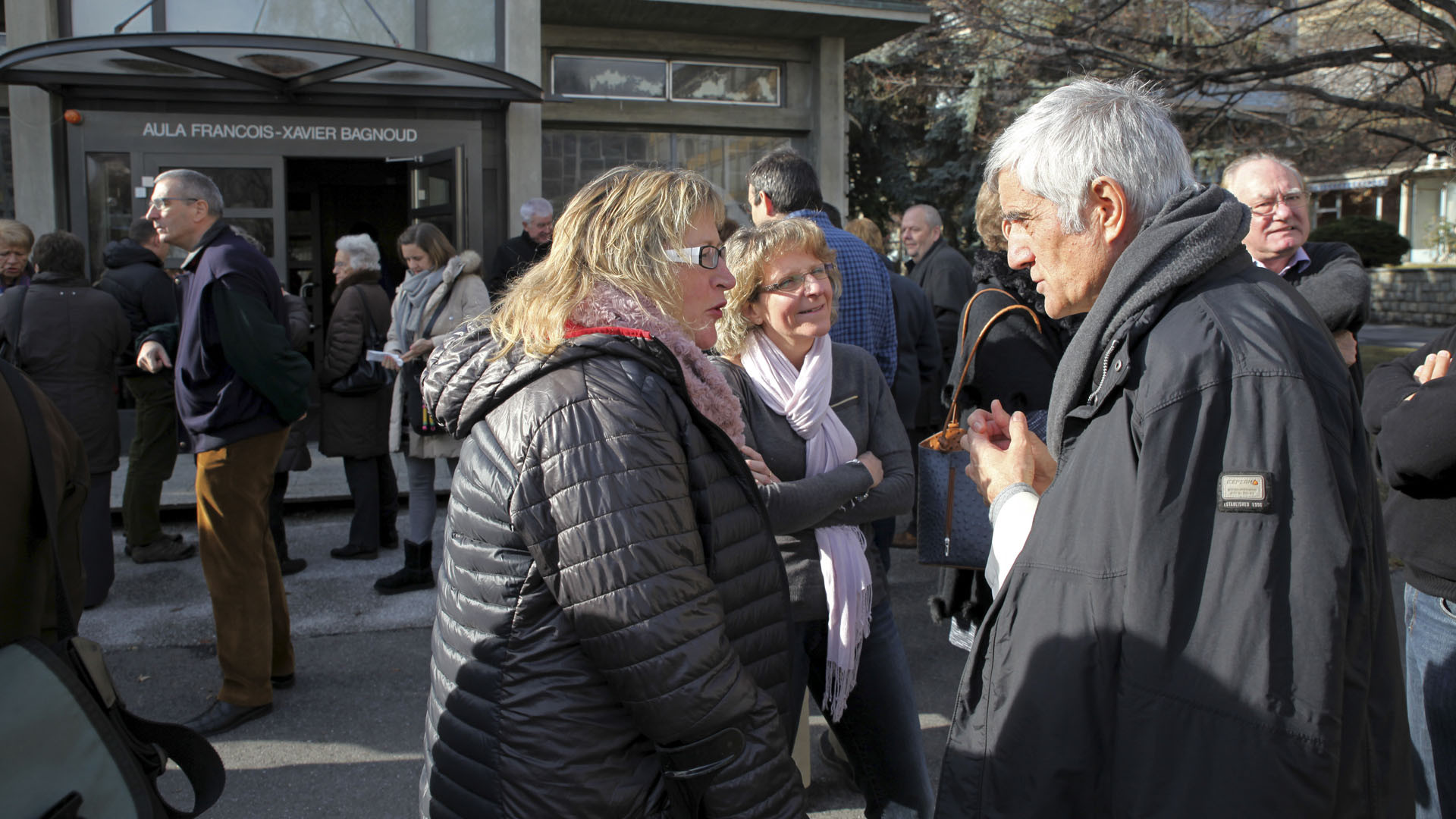 Sion le 6 février 2016. Aula François-Xavier Bagnoud. Lors de la pause, Mgr Jean-Marie Lovey,  a eu l'occasion d'échanger avec les membres des Conseils de communauté (à dr.). (Photo: B. Hallet/Cath.ch)