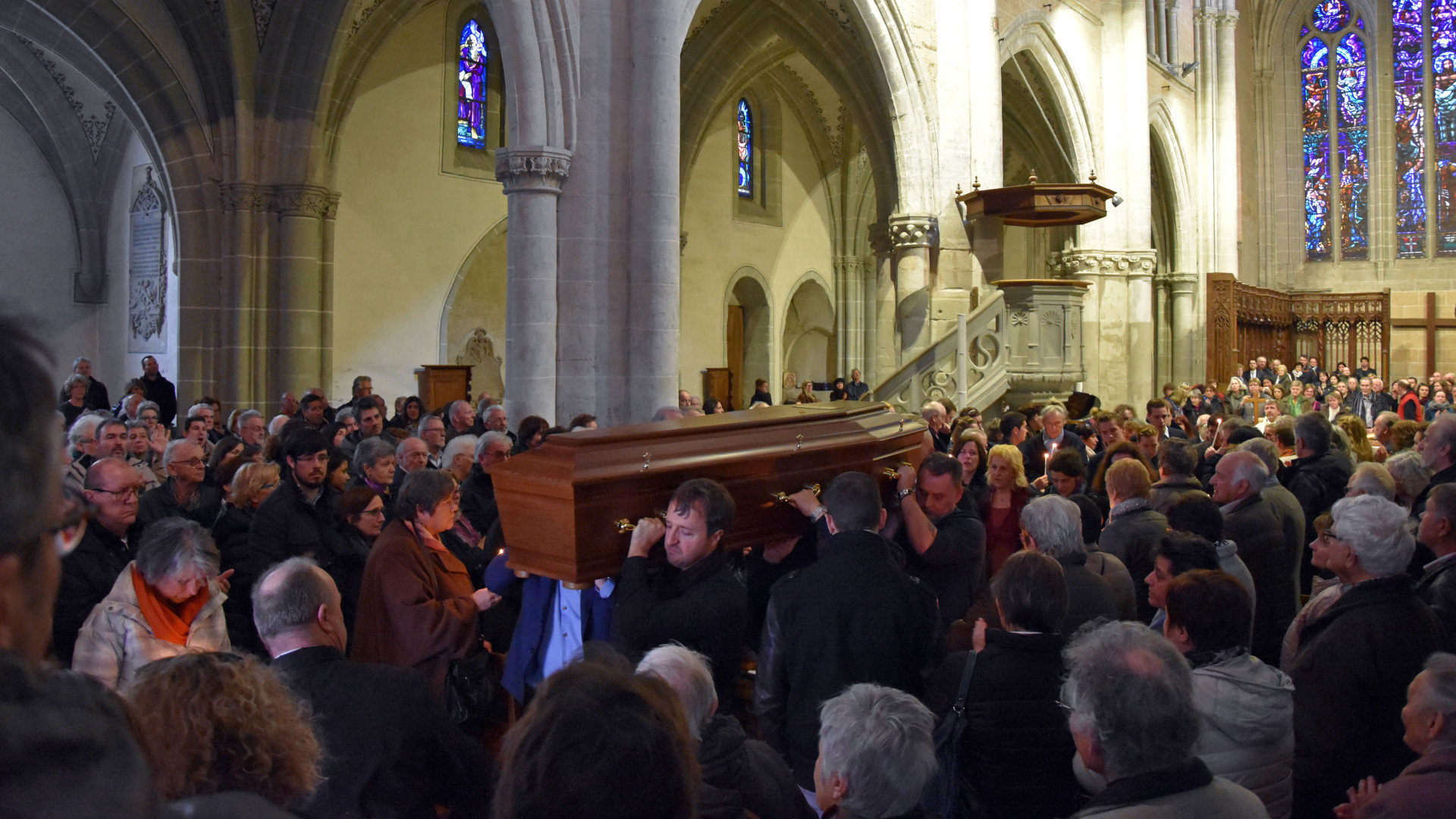 Le cercueil de Jan de Haas, porté par son fils Robin, au premier plan. (Photo: Grégory Roth)