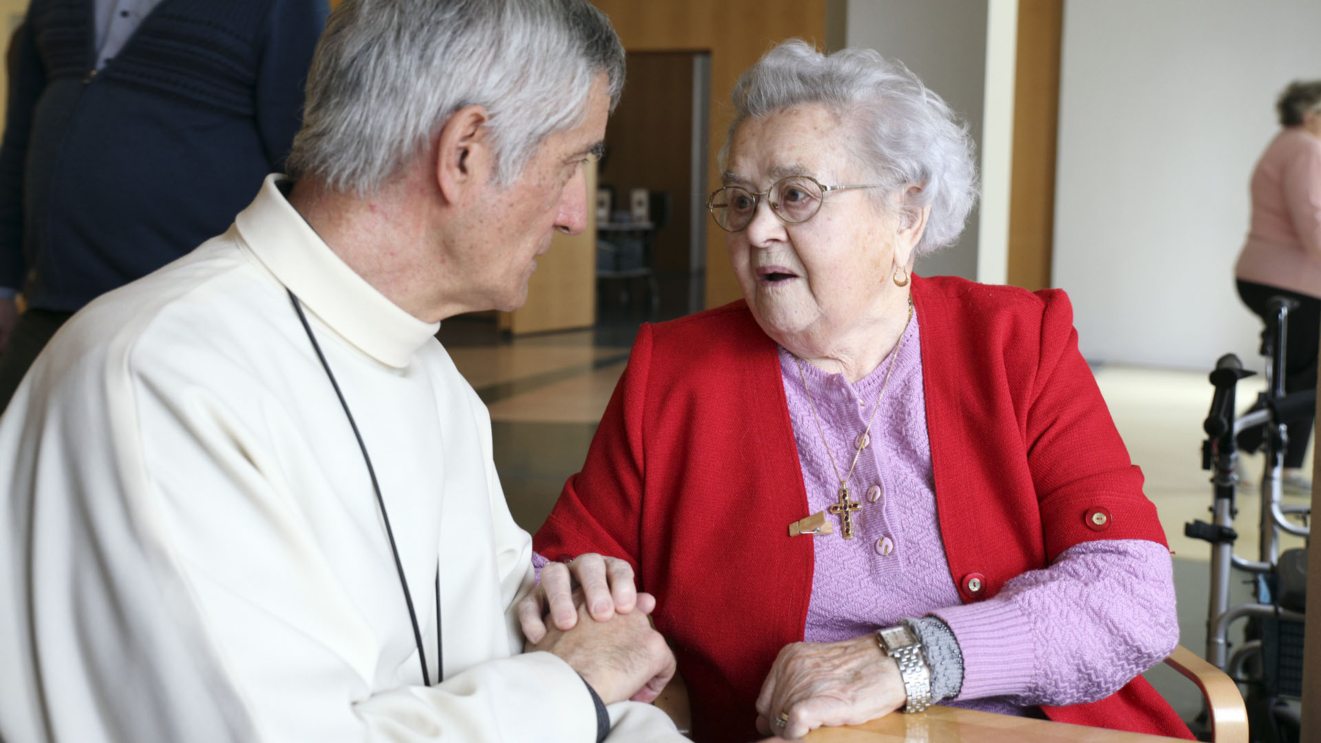 Brigue le 12 février 2016. Mgr Jean-Marie Lovey, évêque de Sion, visite les personnes âgées du home "Englischgruss" de Brigue avant de rencontrer la presse. (Photo: B. Hallet/cath.ch)