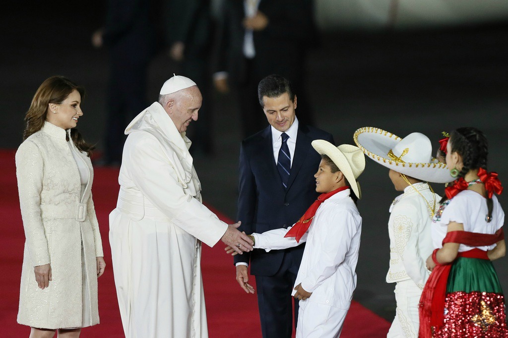 Mexico le 12 février 2016. Le pape a été accueilli à sa descente d’avion par le président de la République Enrique Peña Nieto, accompagné de son épouse. (Photo: Keystone)