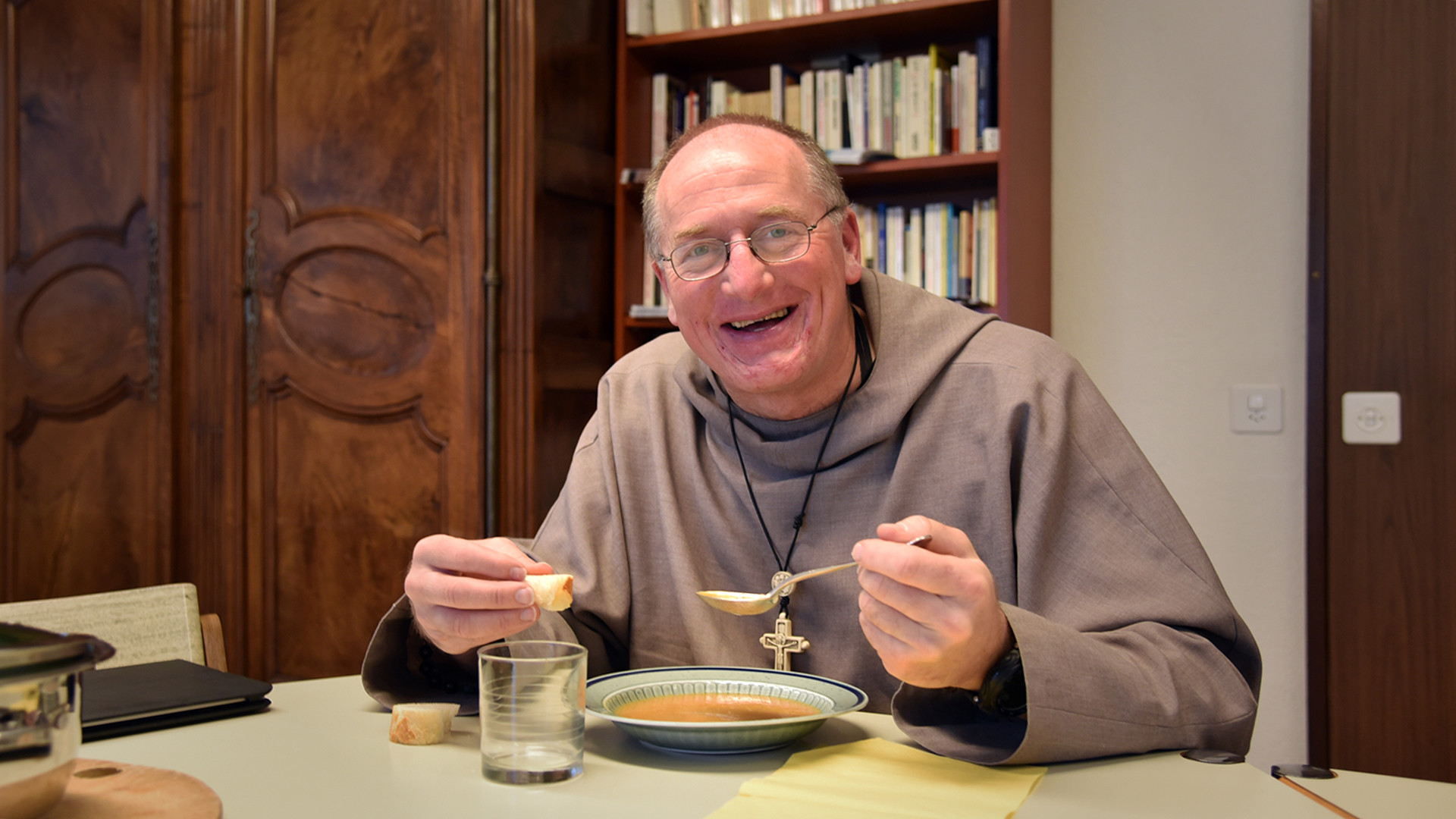 Le Père Nicolas Buttet , à la rédaction de cath.ch, pour partager une soupe de carême (Photo: Pierre Pistoletti)