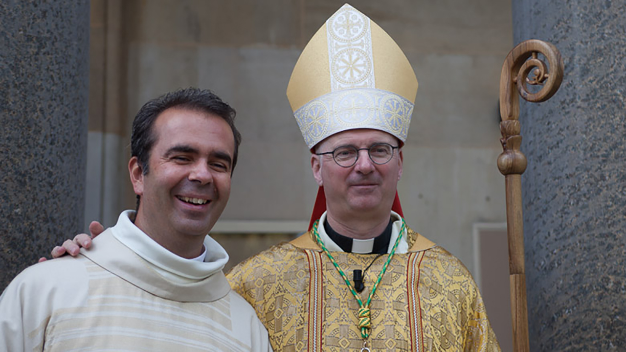 L'abbé Pascal Desthieux, vicaire épiscopal à Genève, aux côtés de Mgr Charles Morerod, évêque de LGF  (Photo paroisse Sainte-Thérèse - GE)