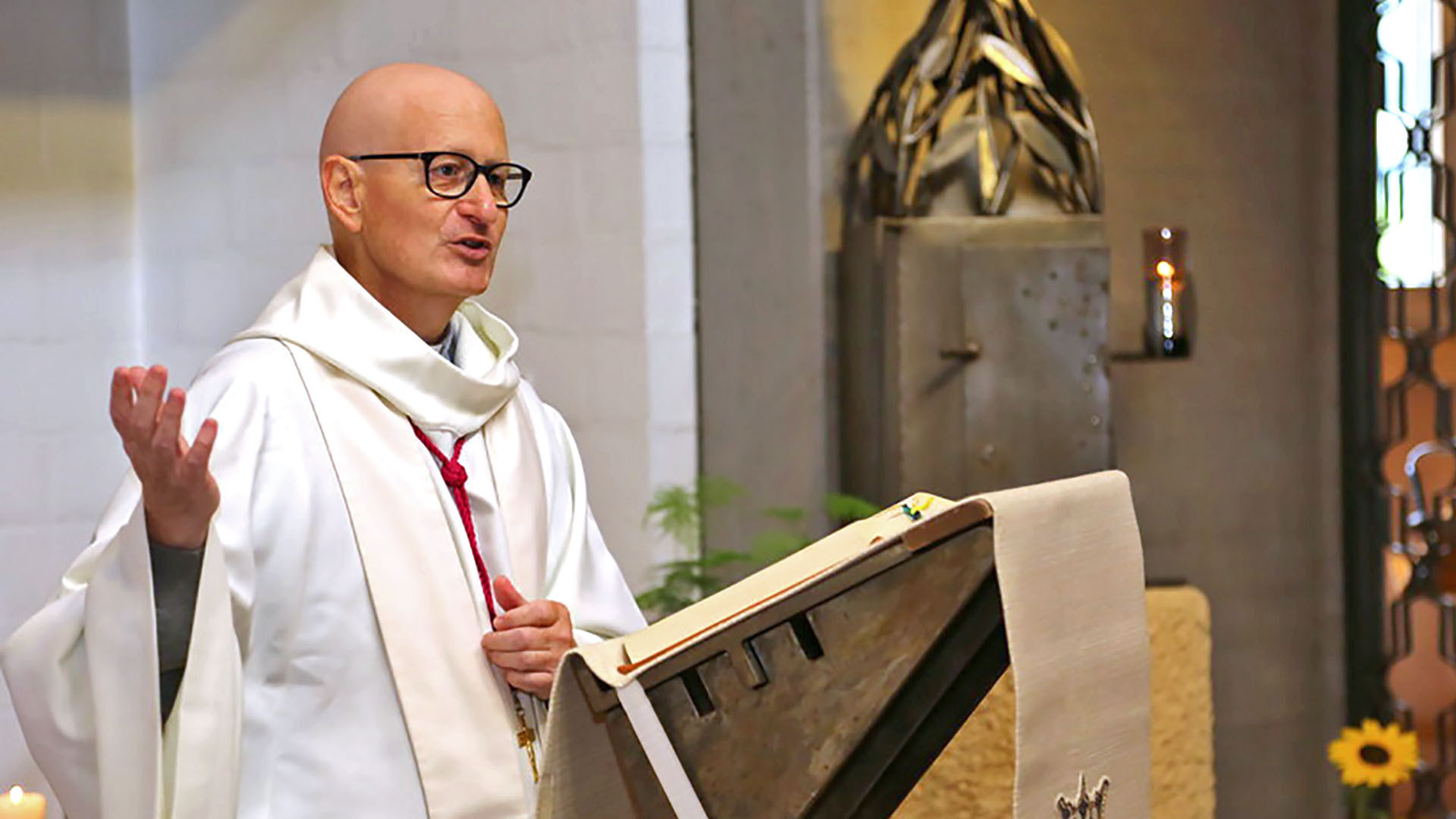 L'abbé Edgar Imer dans la chapelle du Carmel à Develier (JU) à l'occasion des 20 ans du Chemin d'Adoration Jura. (Photo: Rémy Charmillot/SAJP)