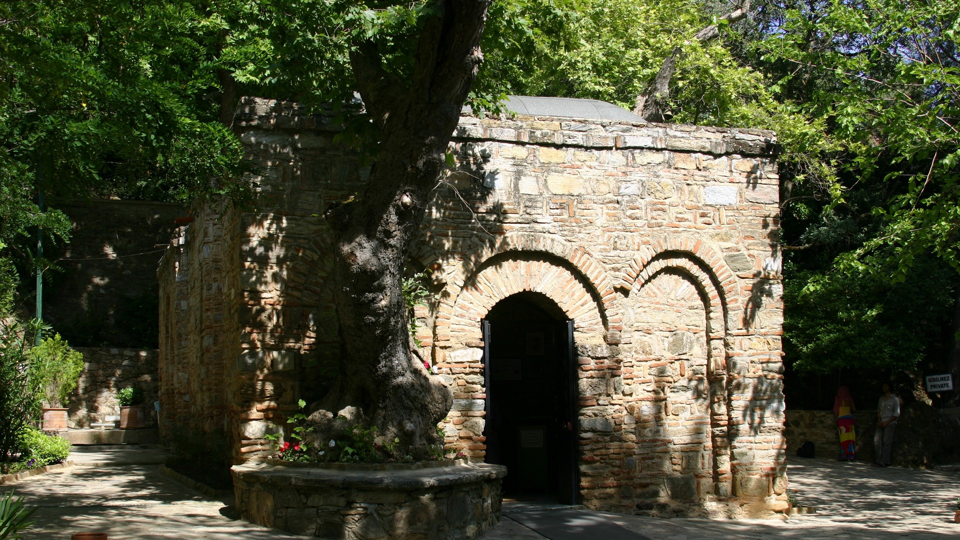 La maison de la Vierge, à Ephèse (photo Wikimedia Commons Martin H. Fryc CC BY-SA 2.0)