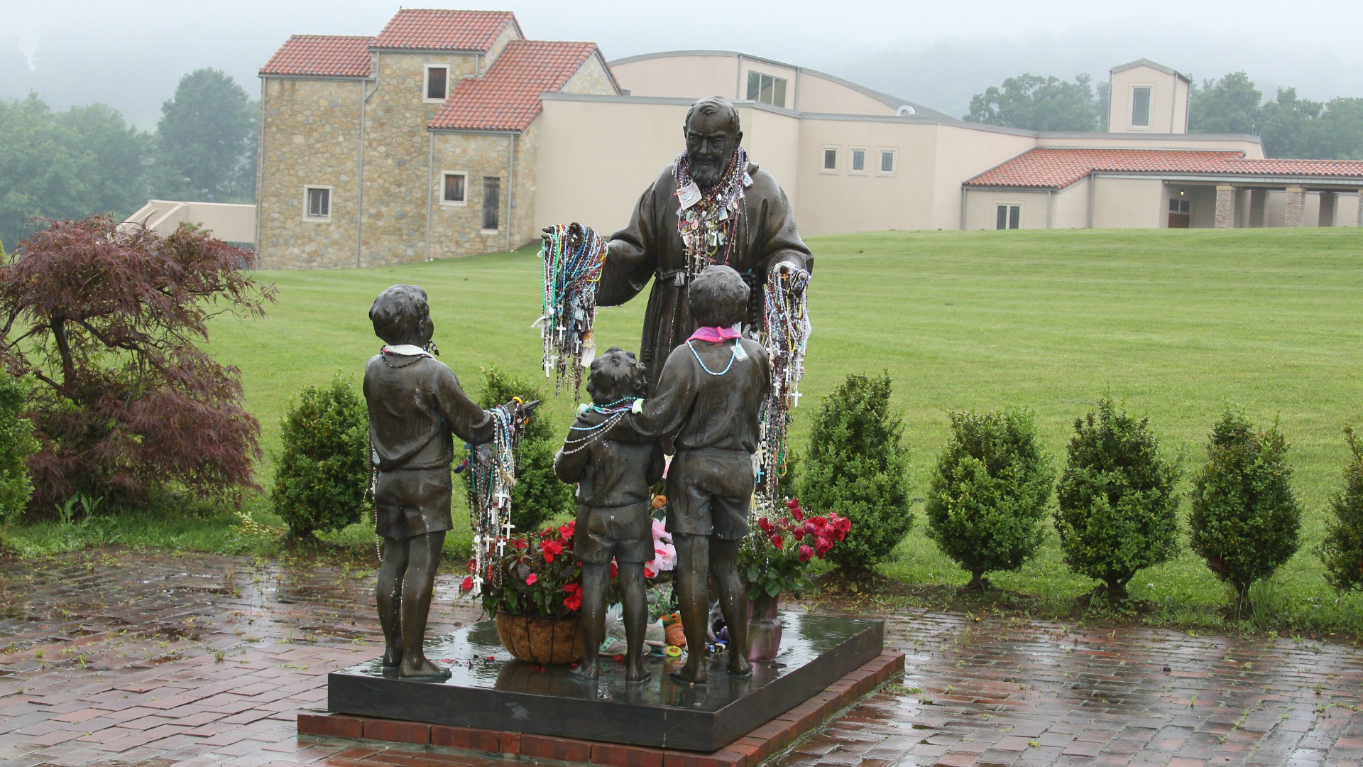 Statue de Padre Pio, près du centre Padre Pio, en Italie. (Photo: Flickr/Jim/CC BY 2.0)