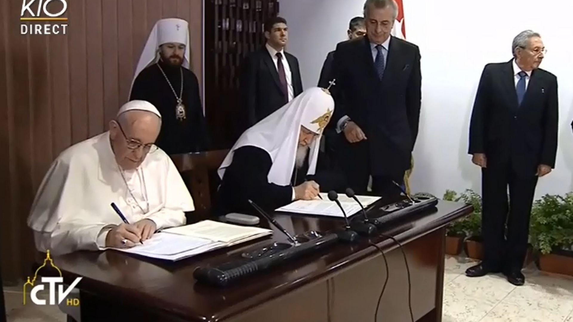 Le pape François et le patriarche Cyrille de Moscou signent une déclaration commune le 12 février 2016, à la Havane, sous les yeux du président cubain Raul Castro (photo CTV) 