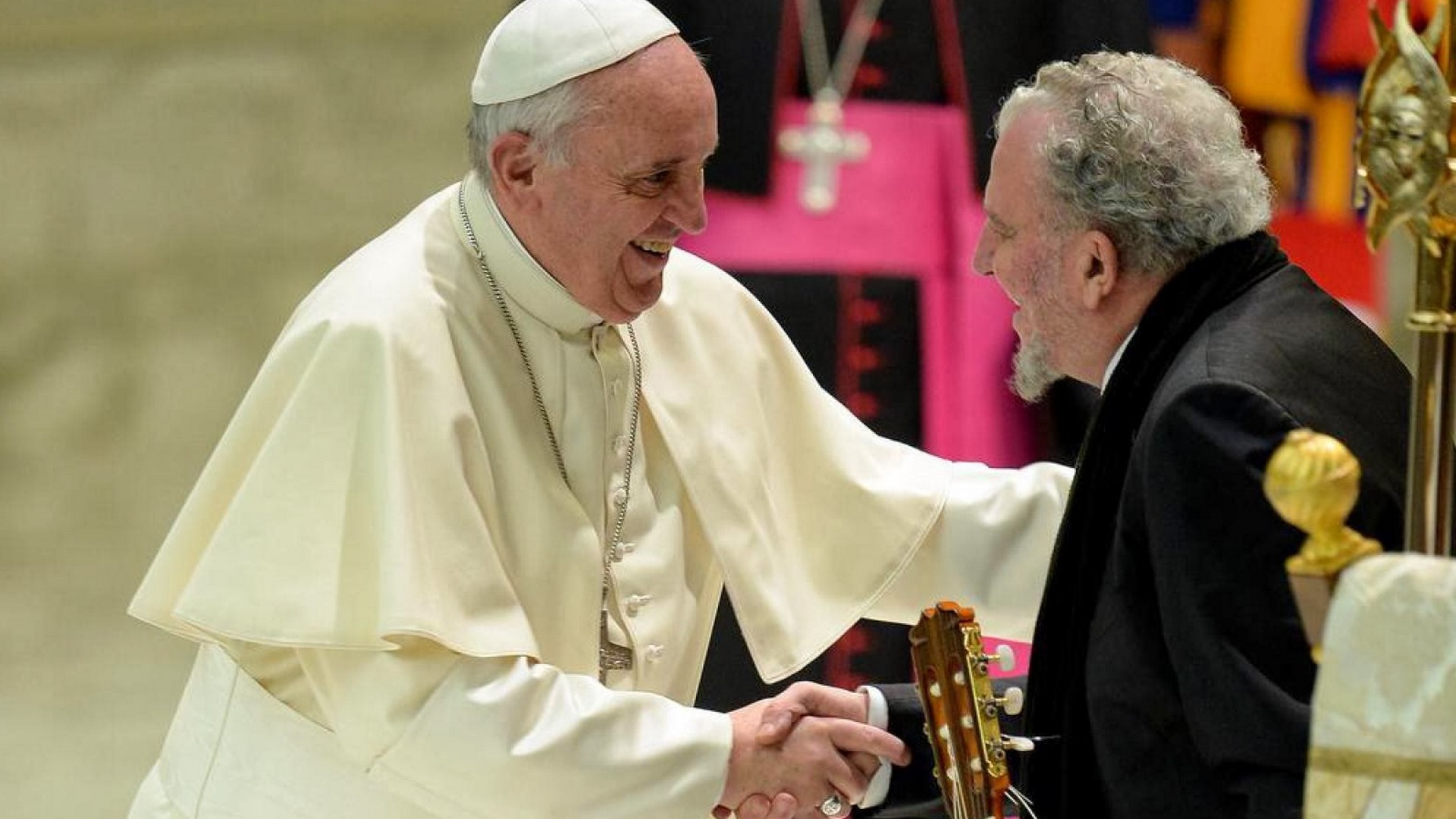 Le pape François salue Kiko Argüello, fondateur du Chemin Néo-catéchuménal (Photo: Chemin Néo-catéchuménal) 