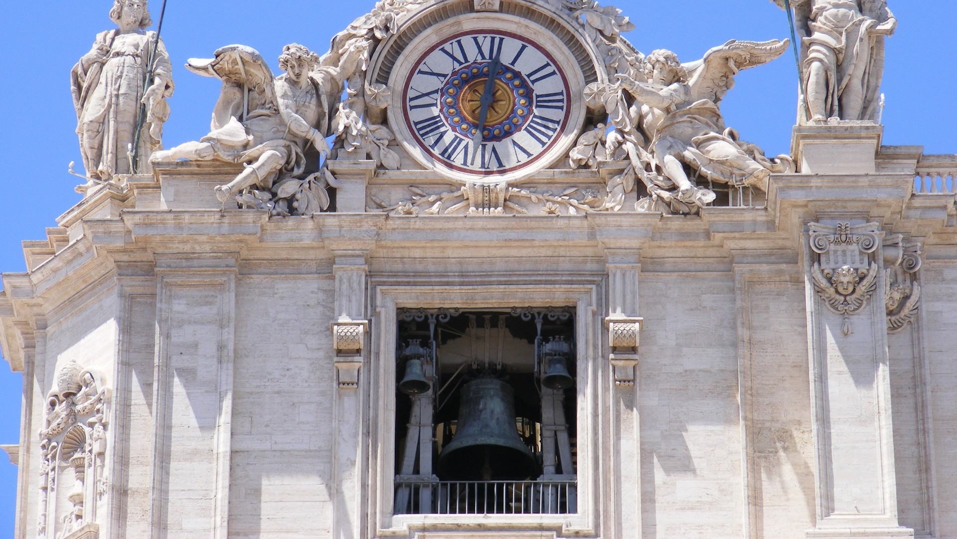 Les cloches de la basilique St-Pierre de Rome (photo wikimedia commons User:Mattes CC BY-SA 3.0)